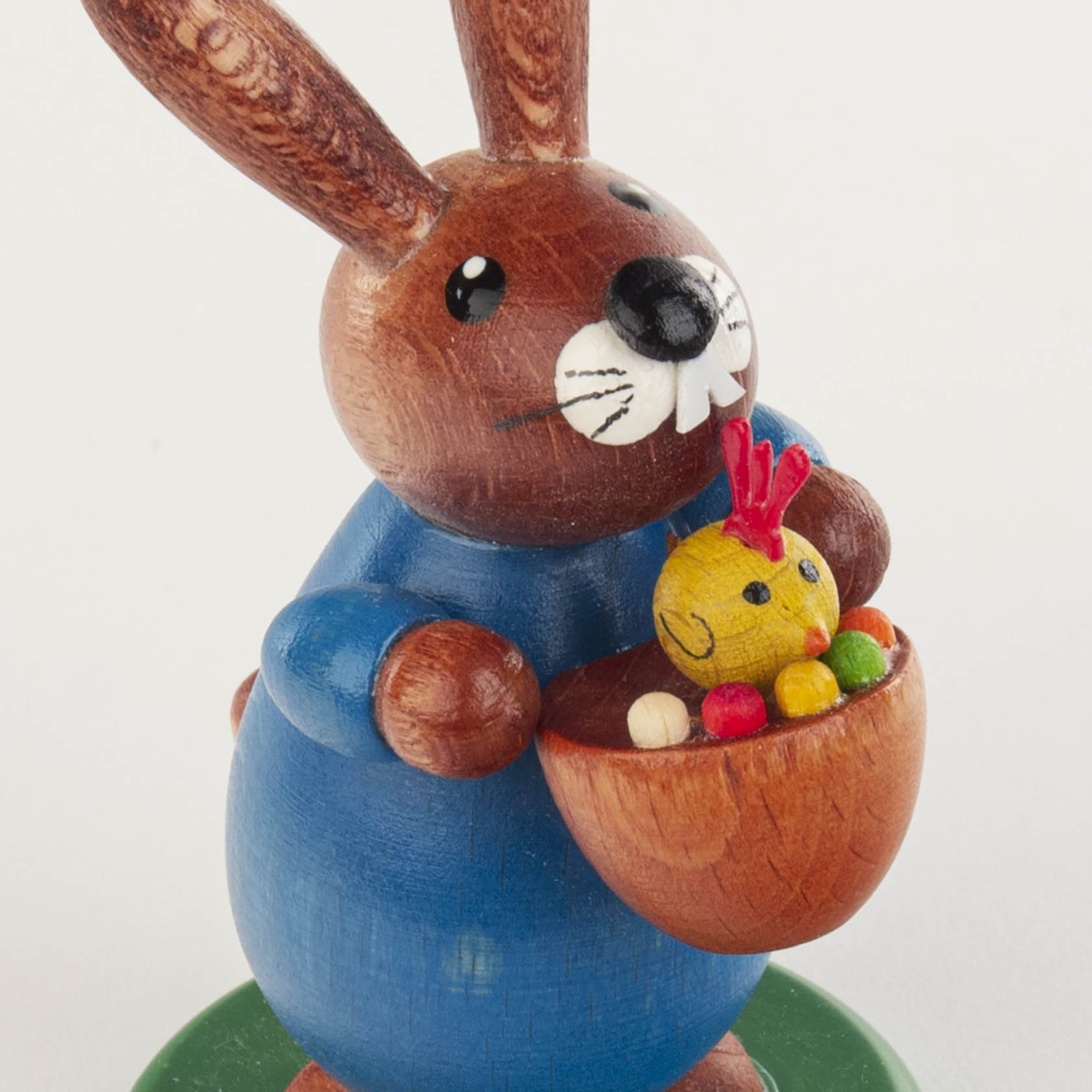 Hase mit Küken im Korb