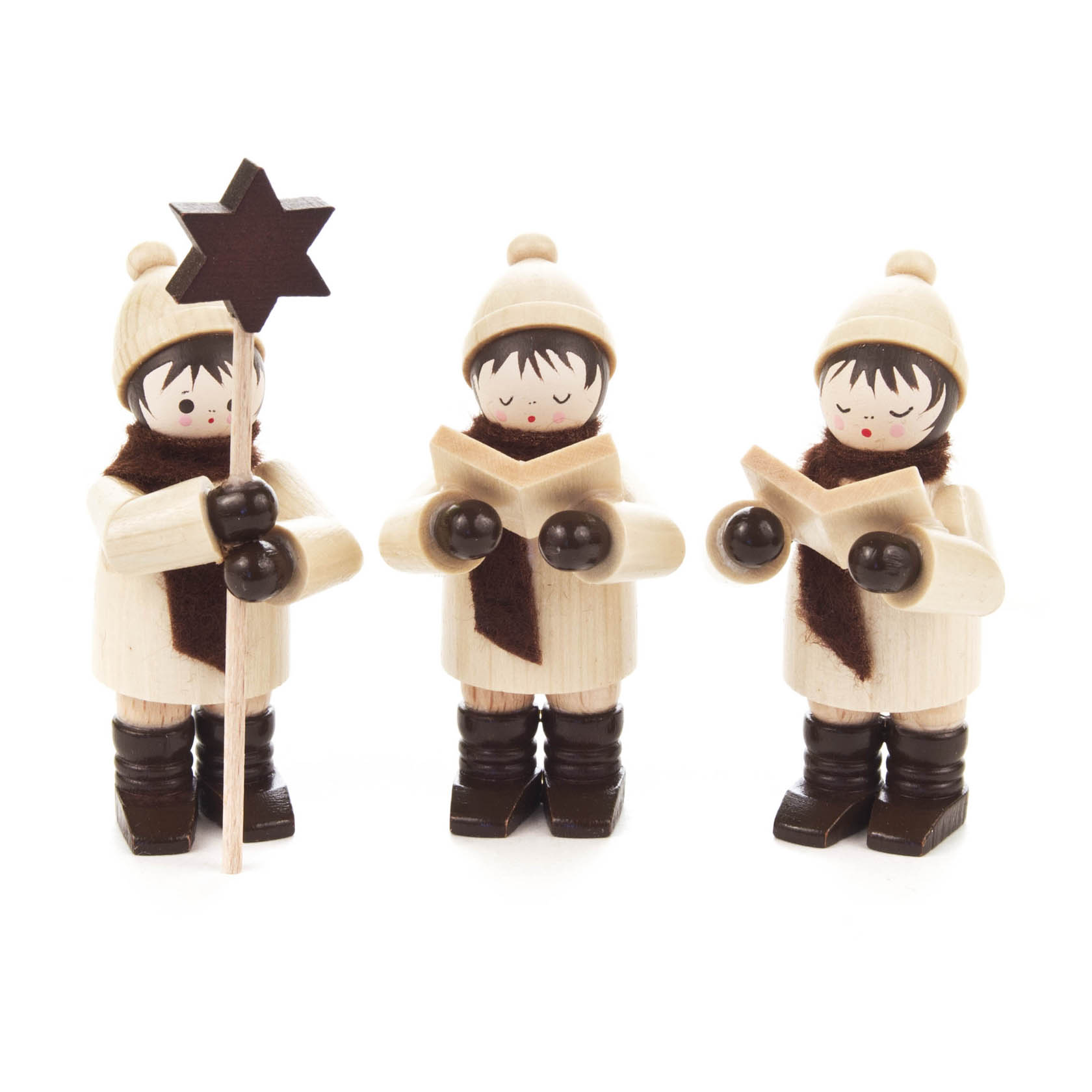 Drei Kurrendefiguren: Zwei singen aus aufgeschlagenen Büchern, während eine Figur vorne einen Stern hält, alle in Winterkleidung. im Dregeno Online Shop günstig kaufen