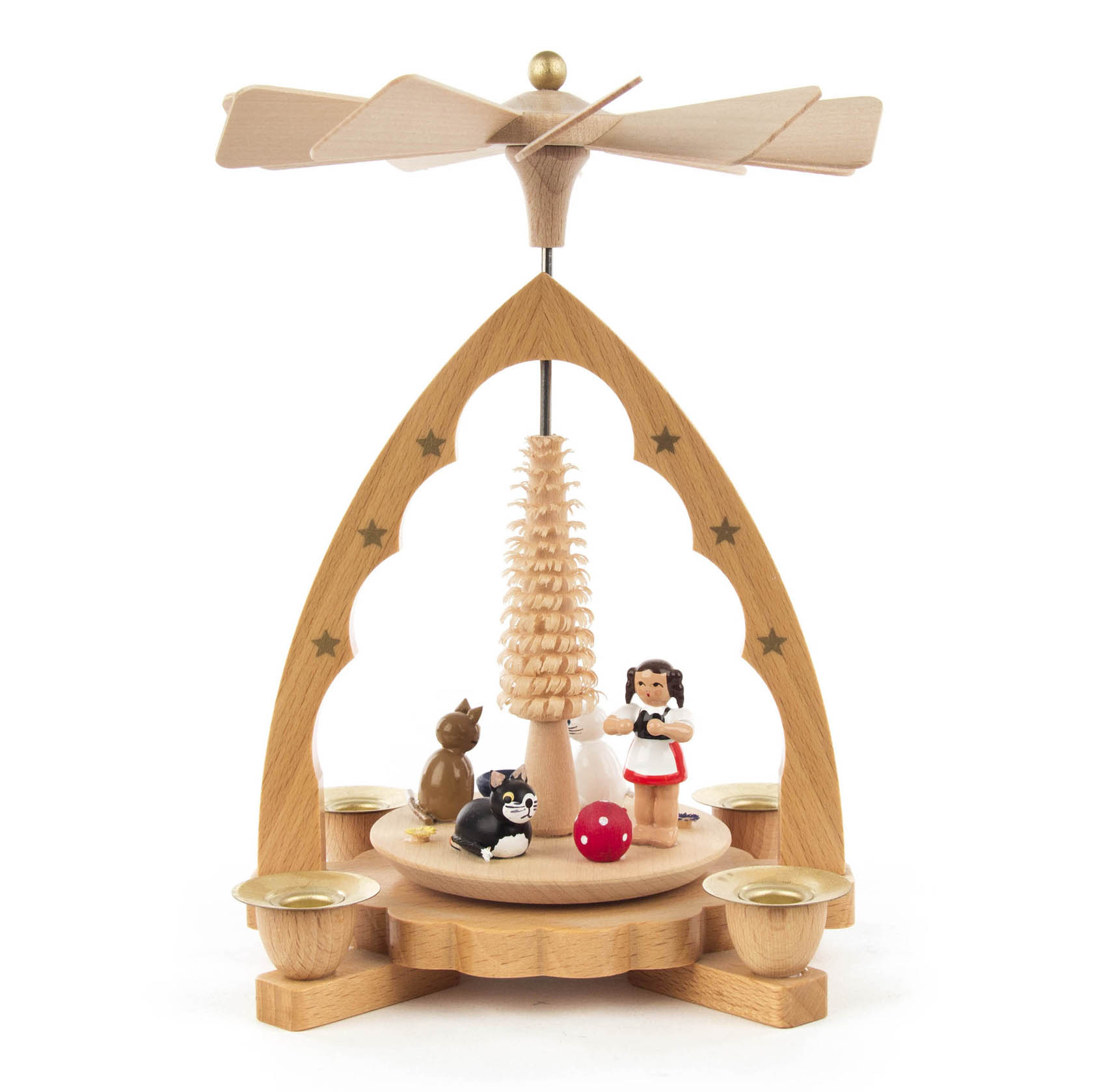 Holzpyramide mit zwei Katzen, einer Frau, die eine Katze hält, und einem Baum in der Mitte. Die Pyramide hat eine Flügelrad oben und Kerzenhalter. im Dregeno Online Shop günstig kaufen