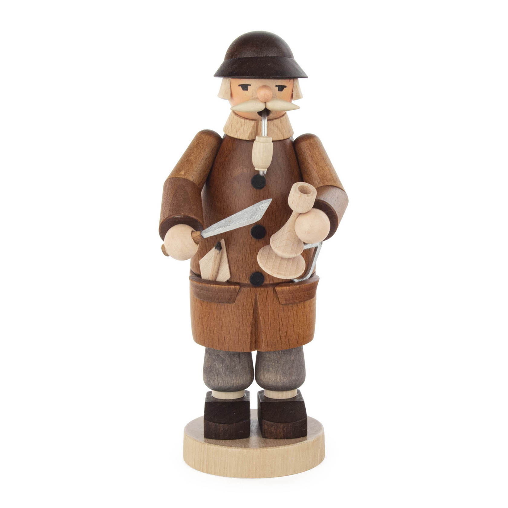 Holzfigur eines Räuchermanns in traditioneller Handwerkerkleidung mit Hut, einem Messer in der rechten Hand und einem Holzwerkzeug in der linken Hand. im Dregeno Online Shop günstig kaufen