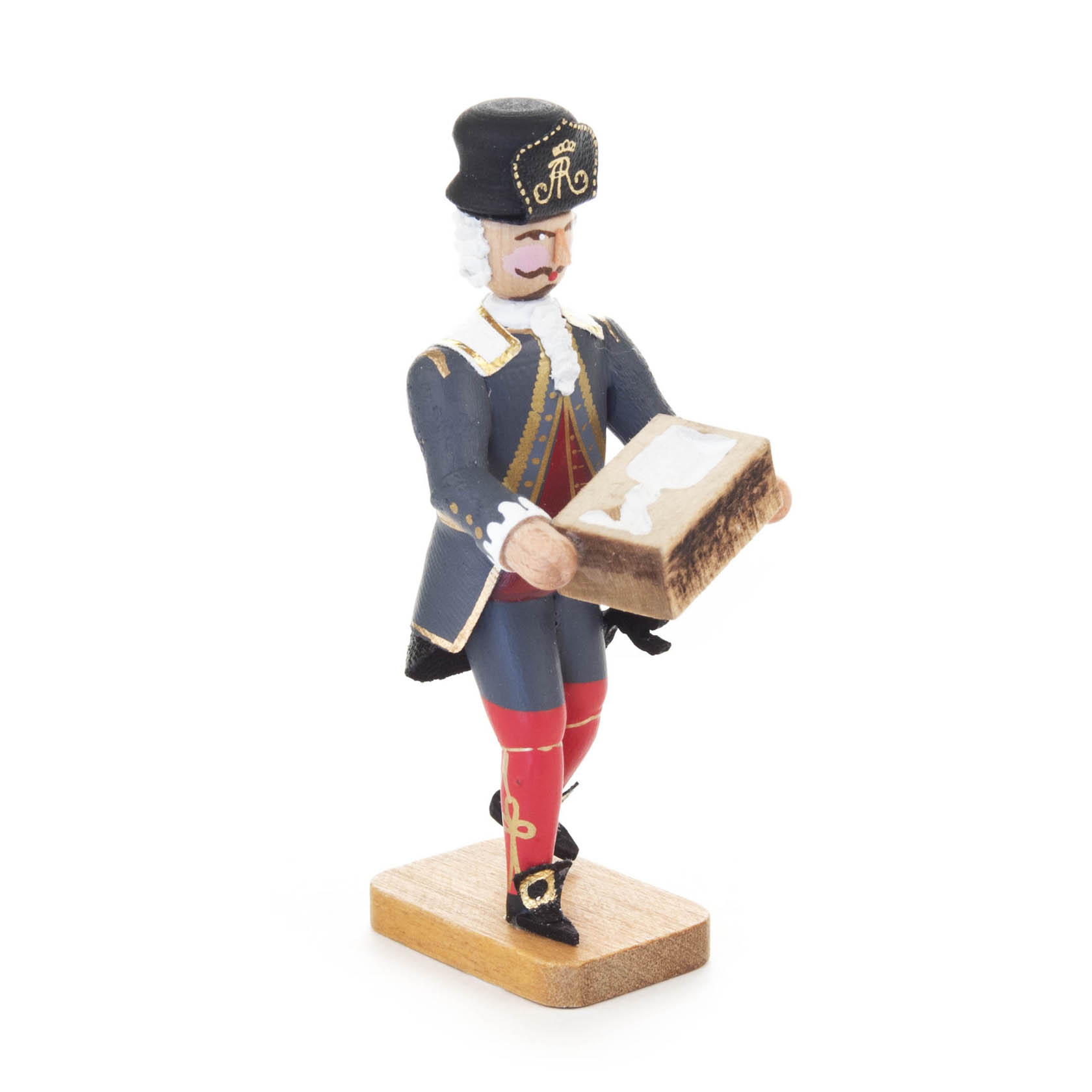 Holzfigur eines Barockbergmanns im blauen Uniformrock mit rotem Besatz, weißer Perücke und schwarzem Hut. Er hält eine Gießform in der Hand. im Dregeno Online Shop günstig kaufen