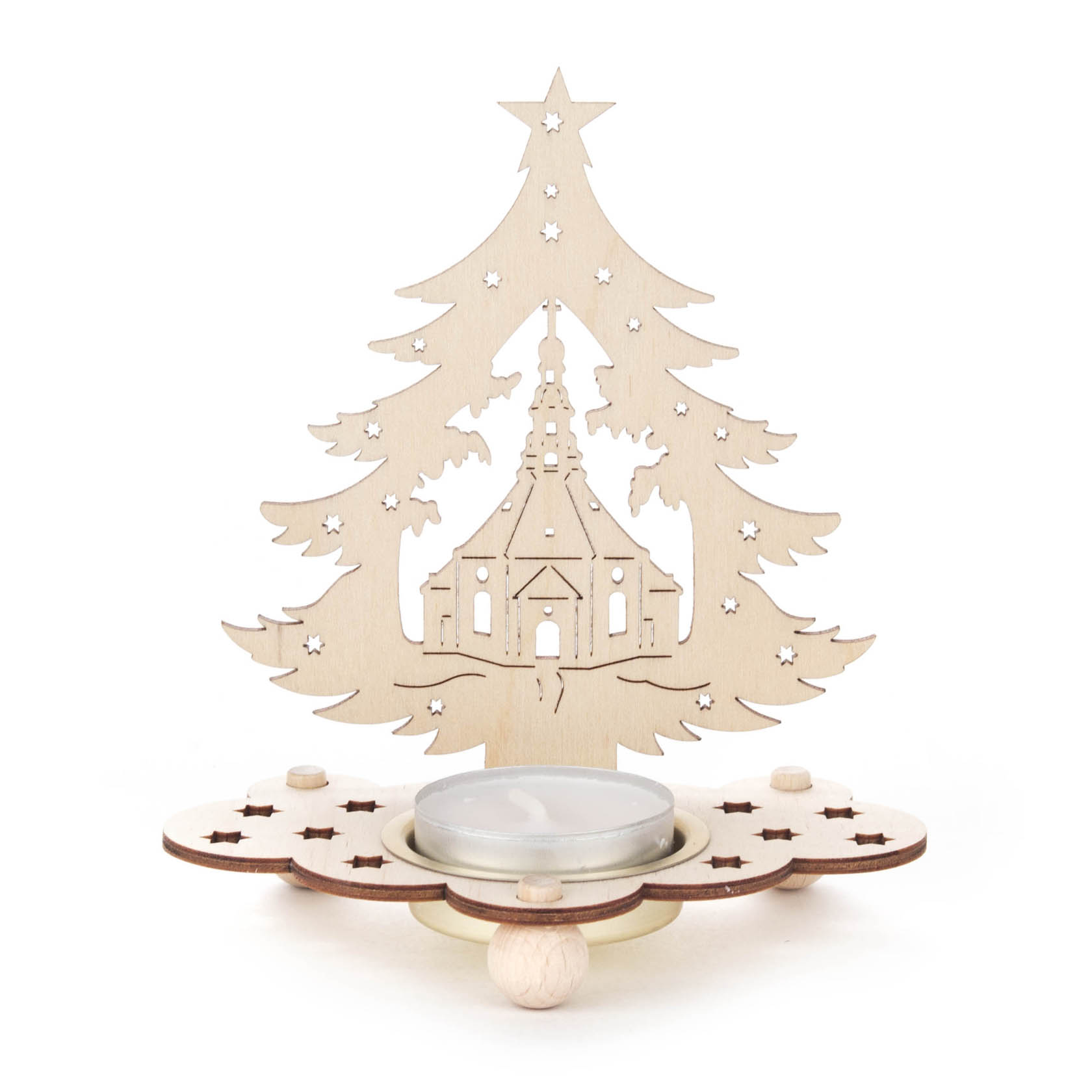 Ein Teelichthalter in Form eines Weihnachtsbaums mit einer Silhouette der Seiffener Kirche in der Mitte, gefertigt aus hellem Holz. im Dregeno Online Shop günstig kaufen