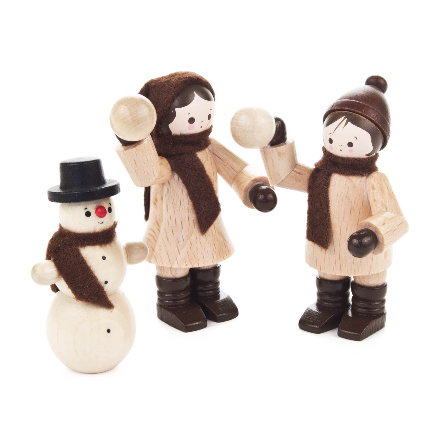 Zwei lachende Holzfiguren mit Mützen und Schals werfen Schneebälle, begleitet von einem kleinen Schneemann mit schwarzem Hut und roter Nase. im Dregeno Online Shop günstig kaufen