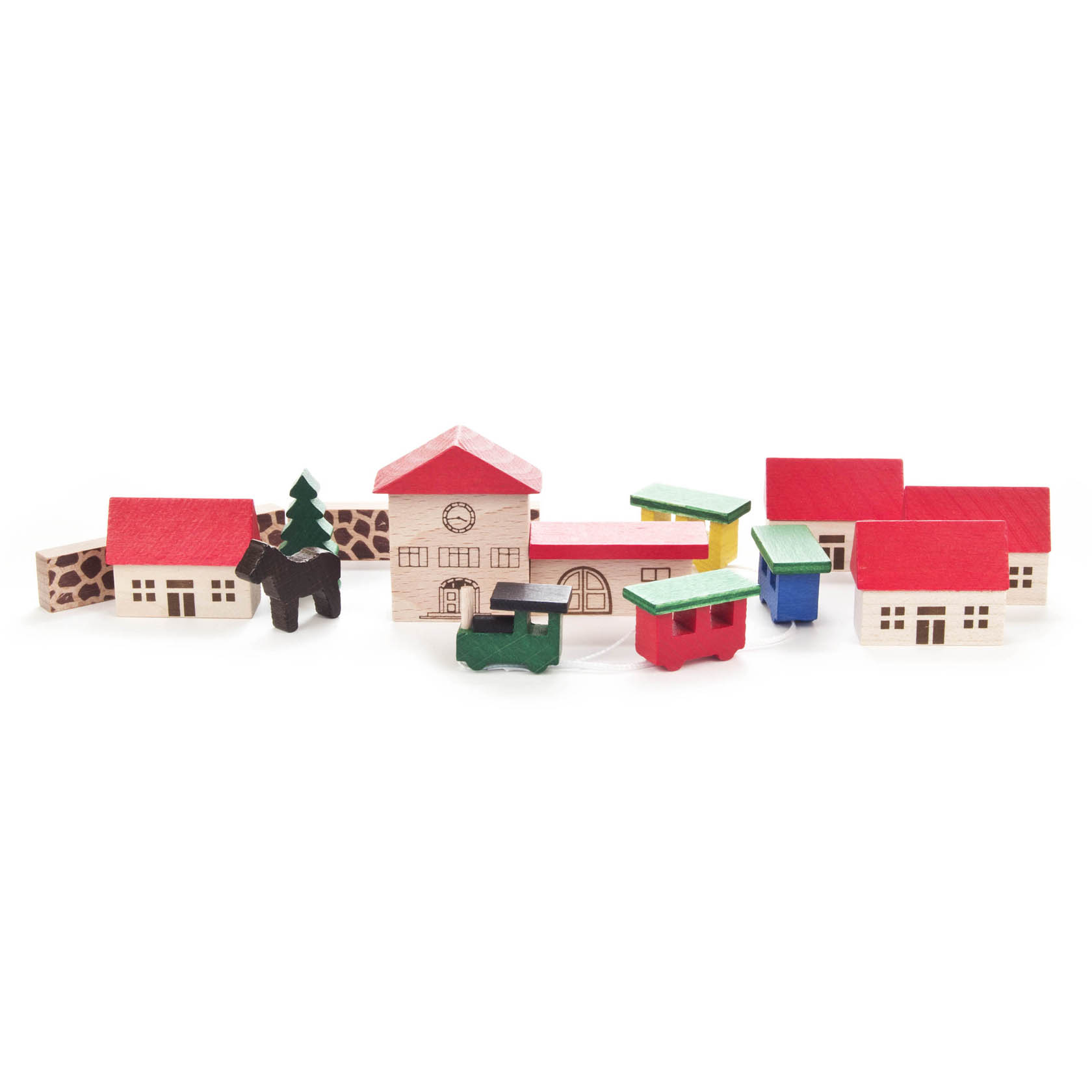 Holzspielzeugdorf mit einem kleinen Bahnhof in der Mitte, umgeben von bunten Häusern, Fahrzeugen und einem Tier. im Dregeno Online Shop günstig kaufen