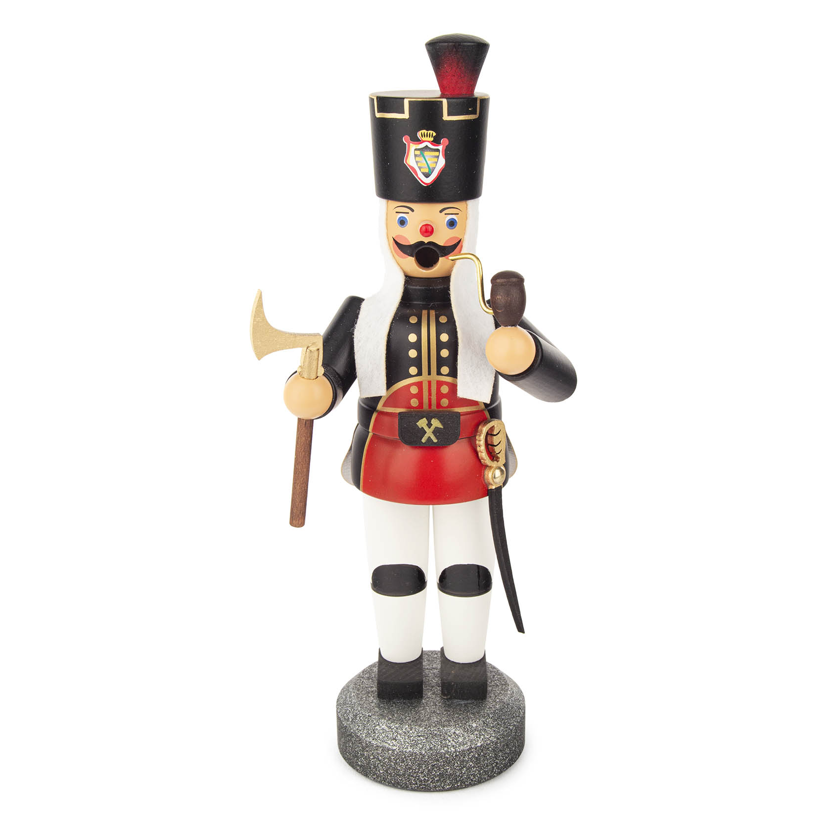 Ein traditioneller Räuchermann in Form eines Bergmanns mit schwarzer Uniform, roten Details und weißem Bart. Er hält eine Pfeife in der einen Hand und eine Axt in der anderen. im Dregeno Online Shop günstig kaufen