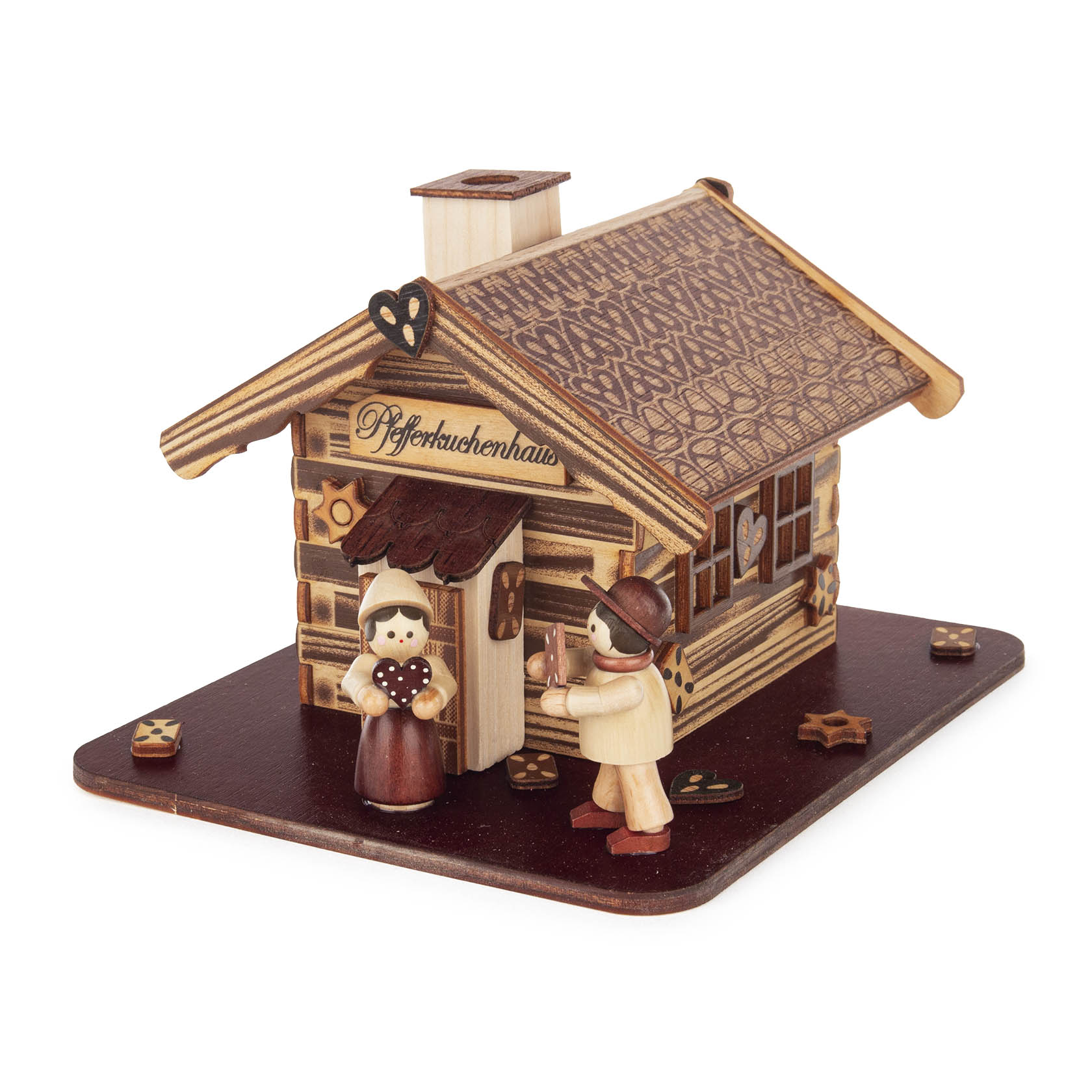 Ein hölzernes Räucherhaus in Form eines Pfefferkuchenhauses mit der Beschriftung 'Pfefferkuchenhaus'. Daneben stehen zwei Holzfiguren, Hänsel und Gretel. im Dregeno Online Shop günstig kaufen