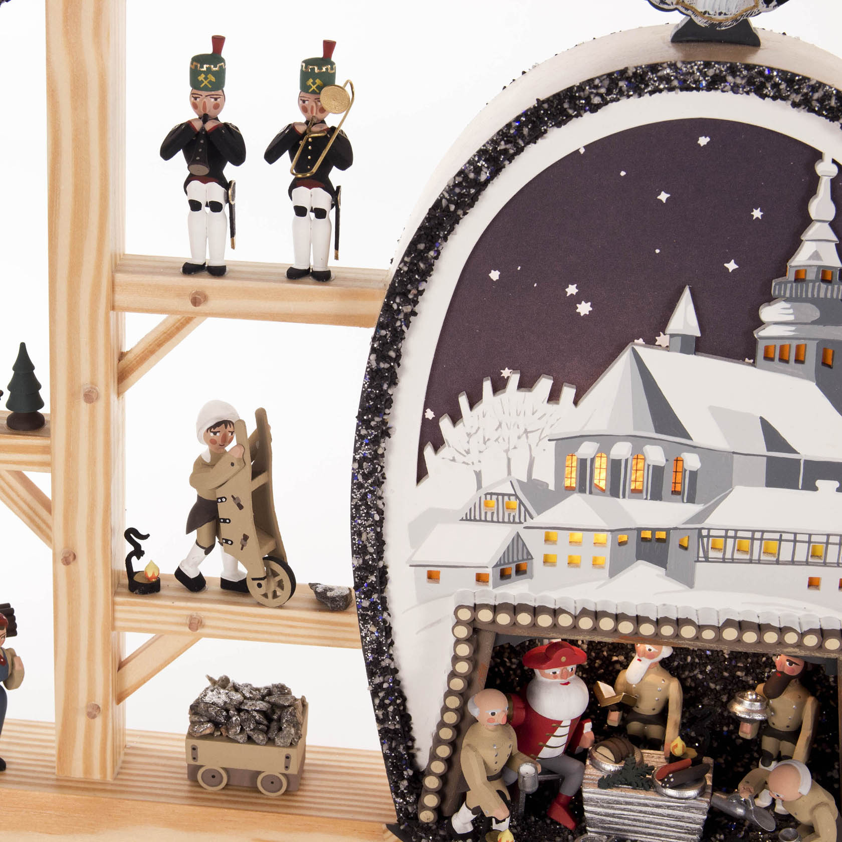 Elektrisch beleuchteter Schwibbogen zeigt St. Wolfgangkirche zu Schneeberg, Bergwerk und Erzgebirgsfiguren mit detaillierten handwerklichen Szenen.