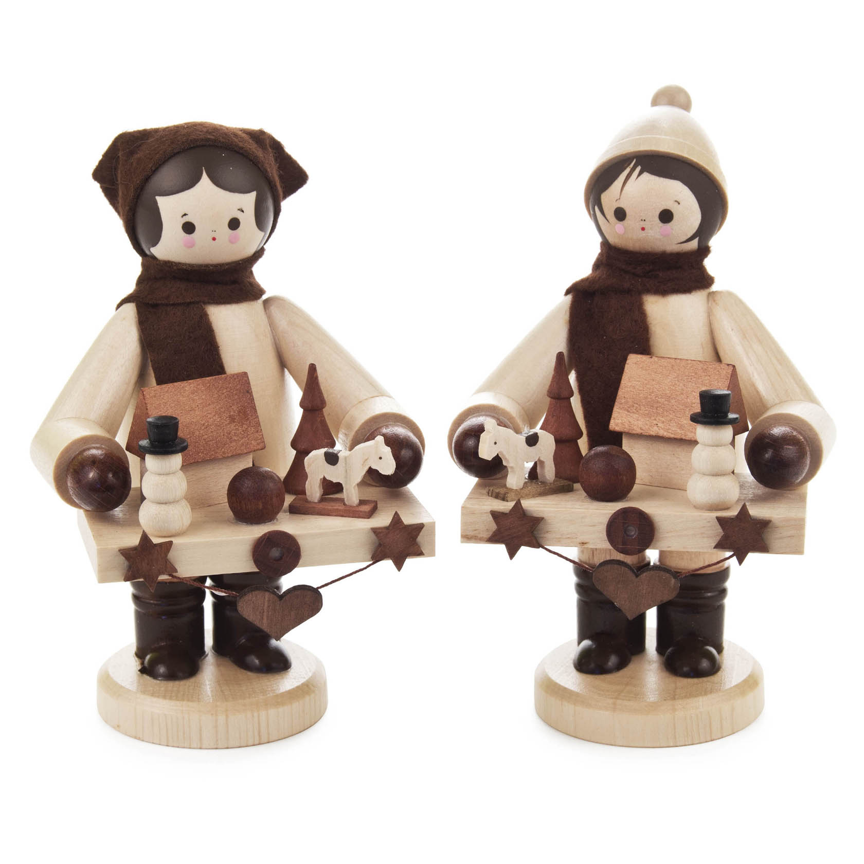 Zwei handgefertigte Holzfiguren als Striezelkinder mit winterlicher Kleidung und Tablett mit Holzspielzeugen, Kegelbaum und Sternen. im Dregeno Online Shop günstig kaufen