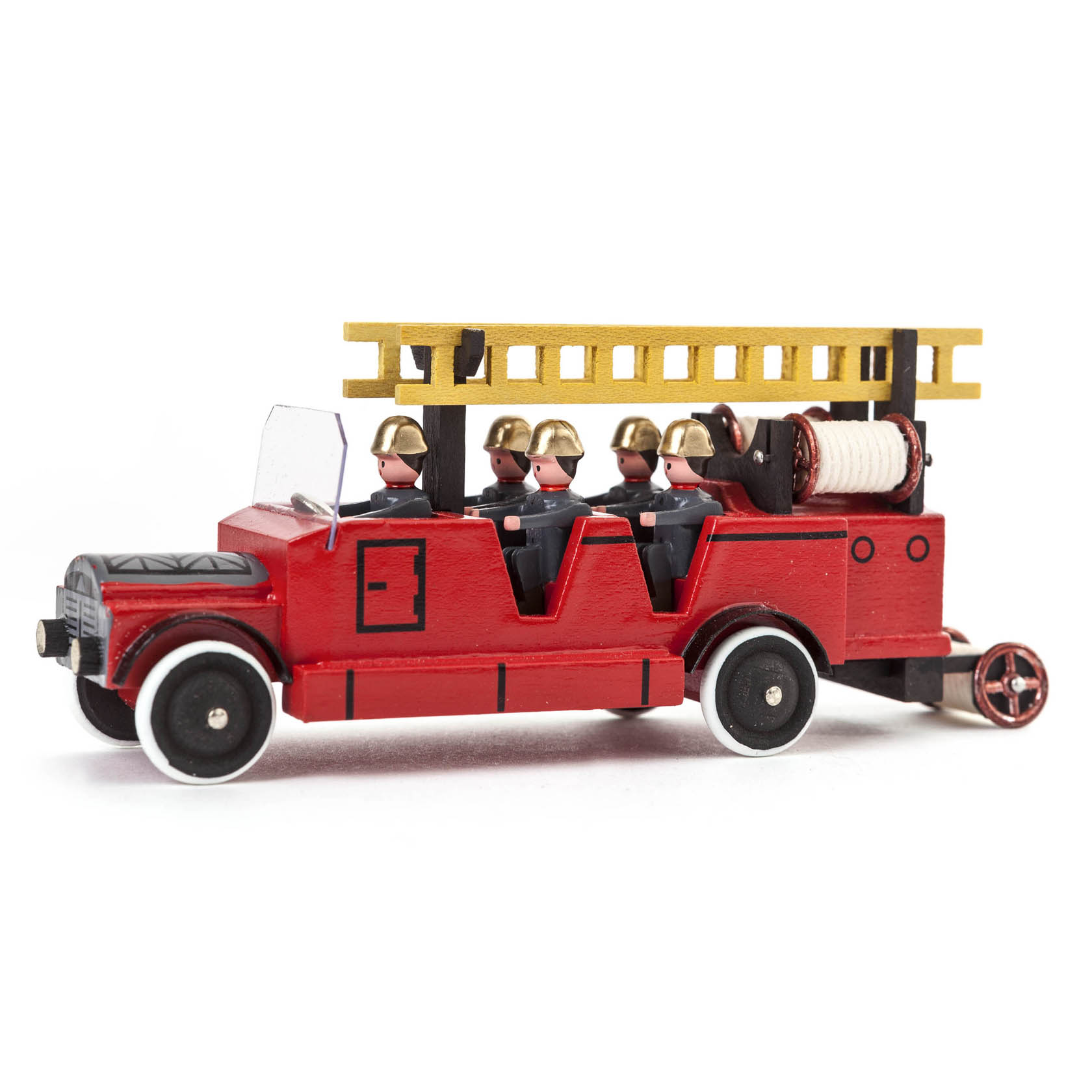 Ein rotes, handgefertigtes Holzspielzeug-Feuerwehrauto mit vier sitztenden Feuerwehrmännern in schwarzen Uniformen und goldenen Helmen. Es hat eine Leiter und einen Schlauch. im Dregeno Online Shop günstig kaufen