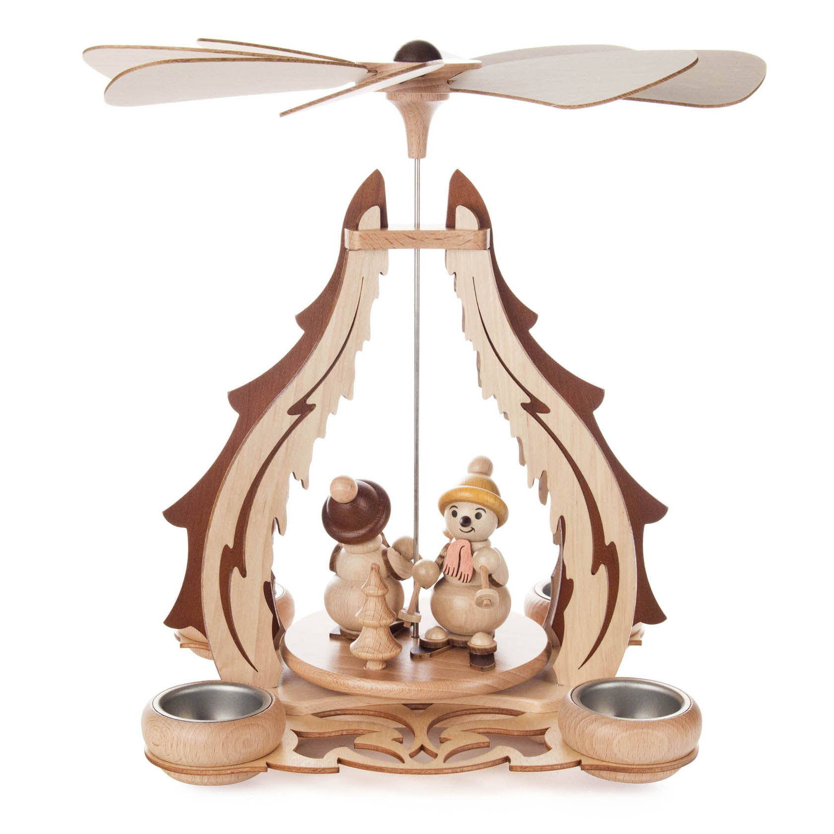 Drei Schneemänner stehen in einer pyramidenartigen Holzstruktur, die von einem großen Propeller gekrönt ist. Zwei Eiszapfenhalter für Teelichter sind seitlich angebracht. im Dregeno Online Shop günstig kaufen