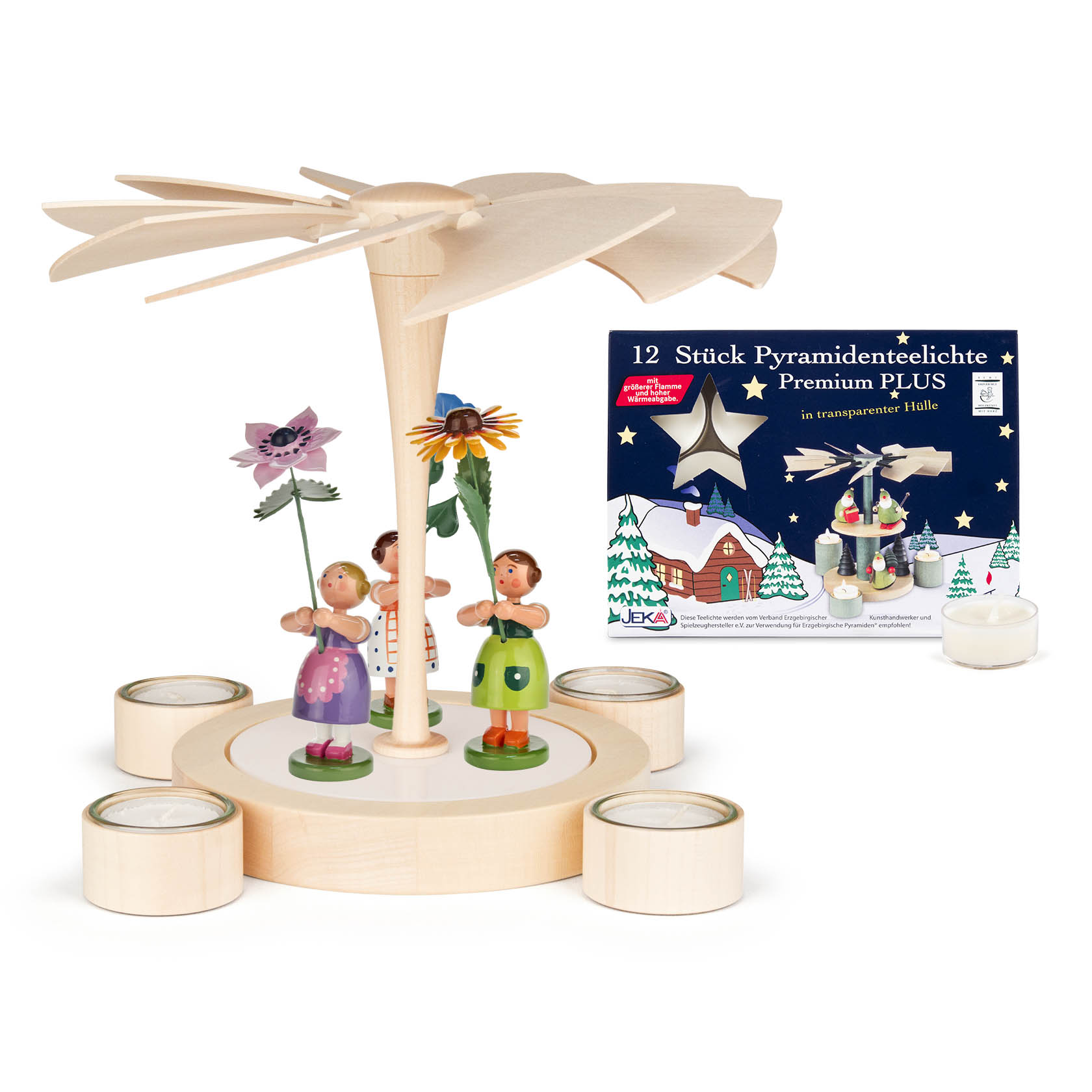 Holzpyramide mit drei Figuren, die Blumen halten, umgeben von vier Teelichthaltern und einer Box mit Pyramidenteelichtern im Hintergrund. im Dregeno Online Shop günstig kaufen