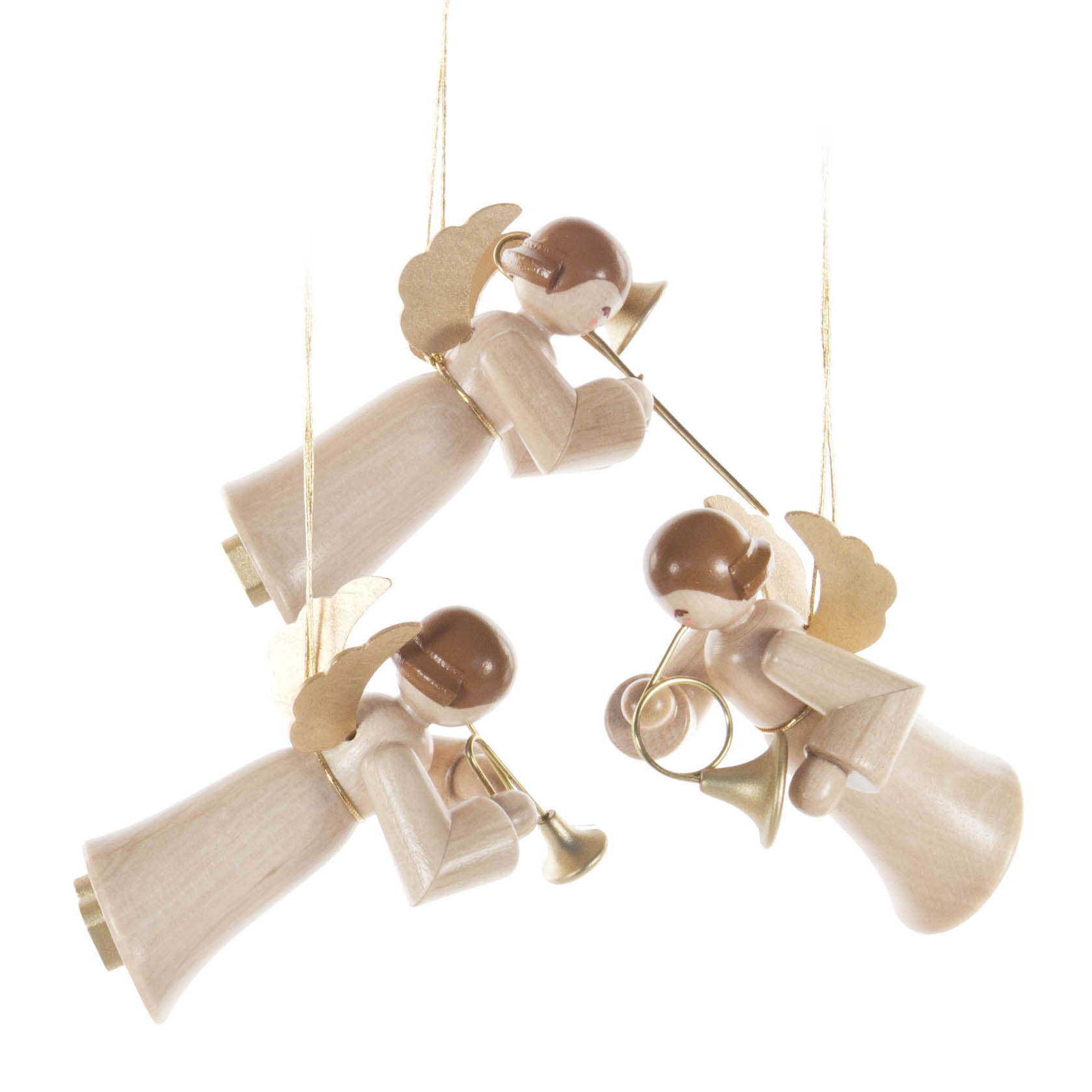 Drei naturbelassene Holzengel mit Goldflügeln schweben, zwei spielen Trompete und einer spielt Horn, am Goldfaden aufgehängt. im Dregeno Online Shop günstig kaufen