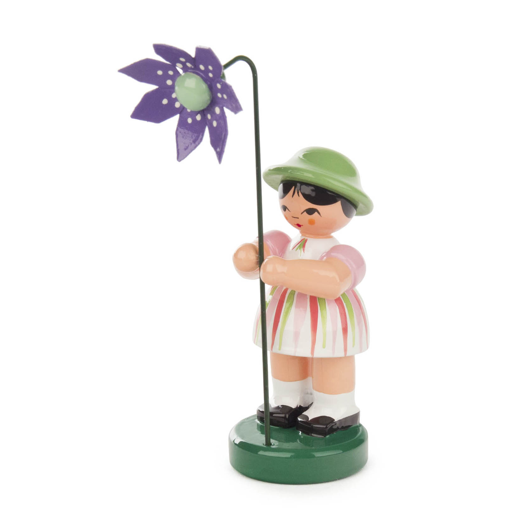 Holzfigur eines Mädchens mit grünem Hut und Kleid mit hellen Streifen, hält eine violette Blume mit grünem Stiel in der Hand. im Dregeno Online Shop günstig kaufen