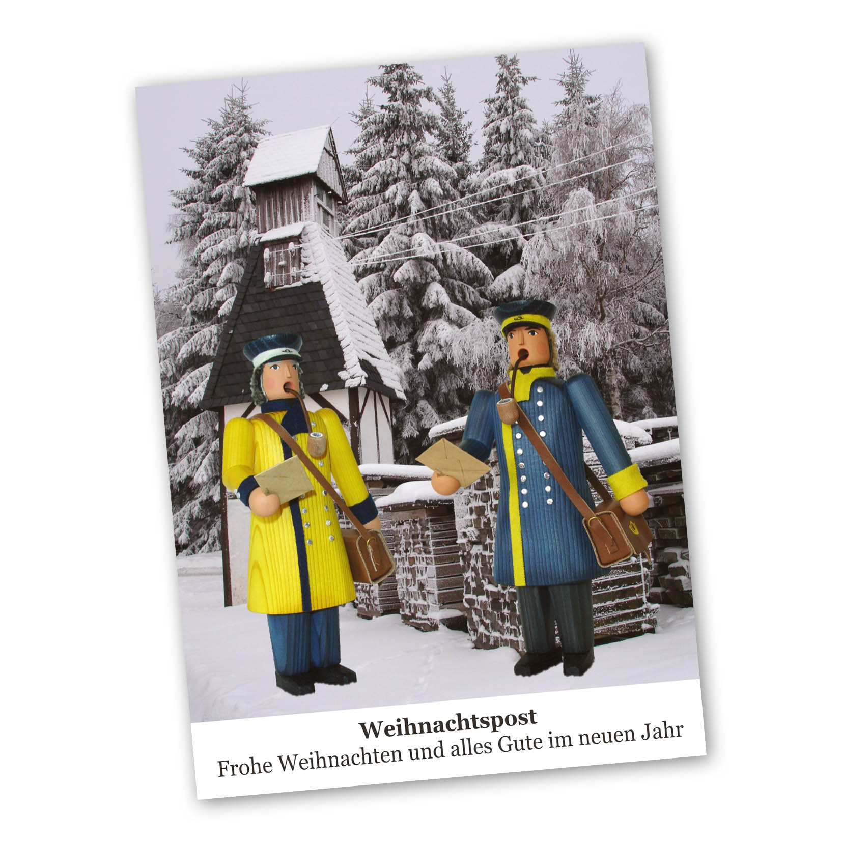 Two wooden nutcracker figures dressed as postal workers in blue and yellow stand with envelopes in front of a snowy, wintry backdrop. im Dregeno Online Shop günstig kaufen