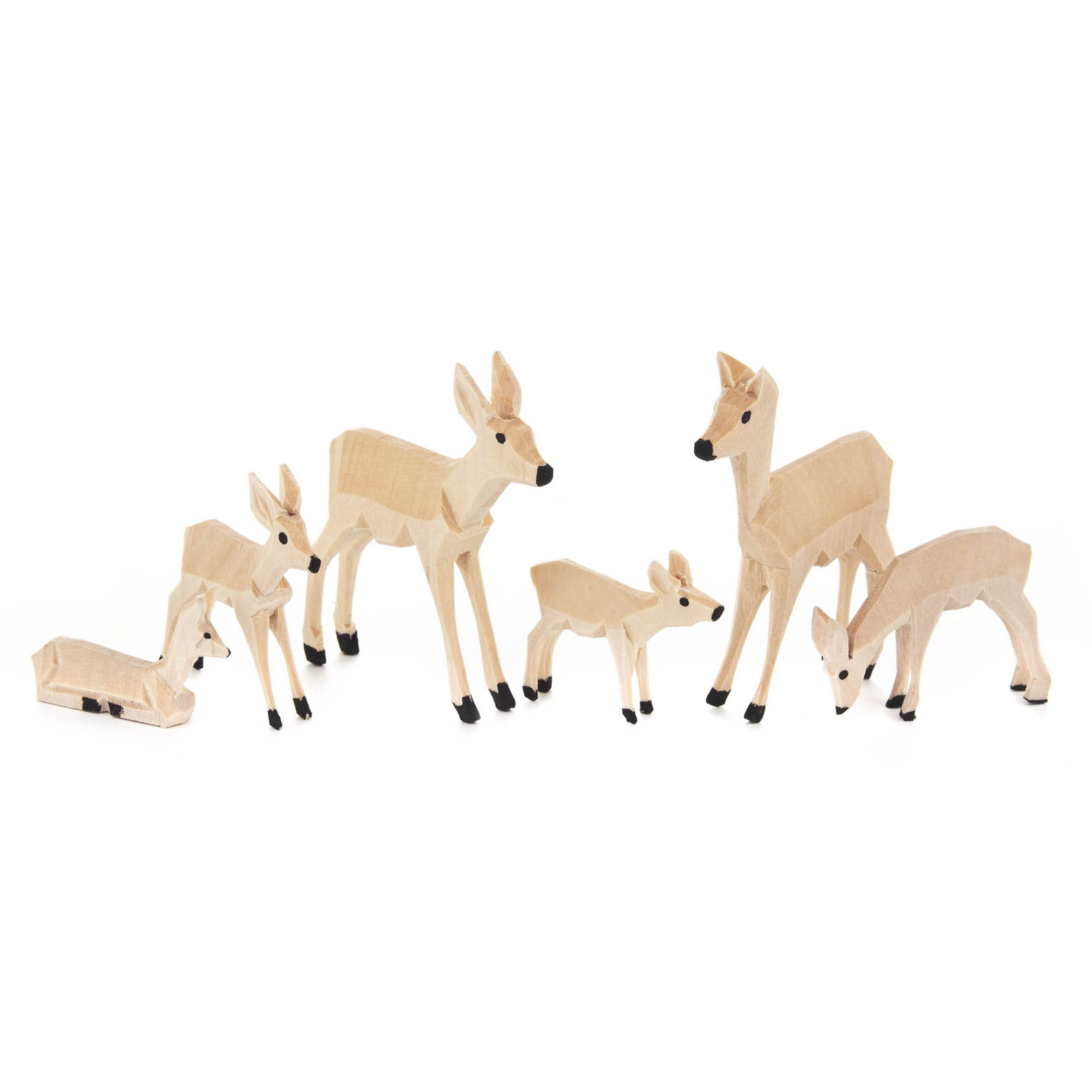 Sieben handgeschnitzte Holzfiguren von Rehen in verschiedenen Größen, stehend und liegend, angeordnet in einer Linie. im Dregeno Online Shop günstig kaufen