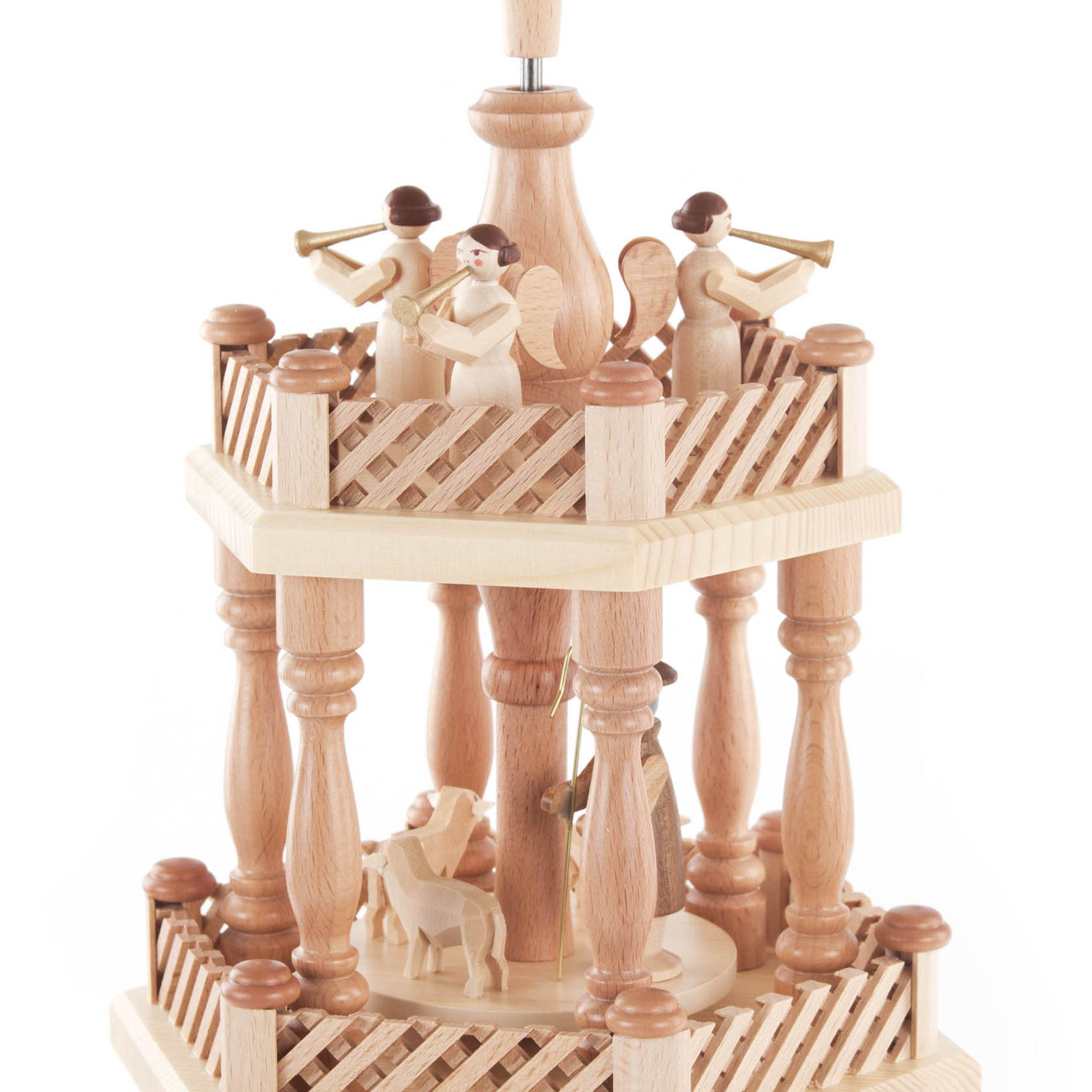 Zweistufige hölzerne Weihnachtsdekoration in Pyramidenform mit einer Szene der Geburt Christi, Holzkonstruktion mit Figuren von Maria, Josef und einem Engel.