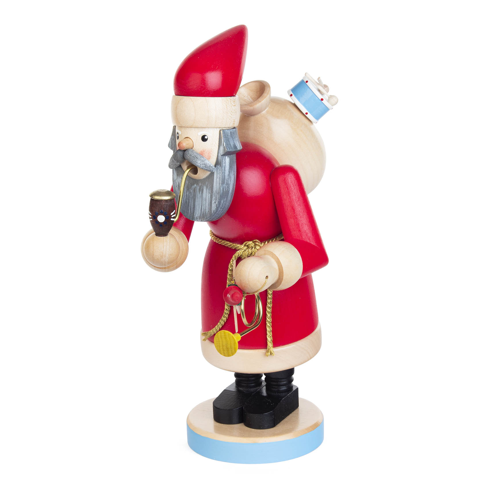 Ein roter Räuchermann in Form eines Nikolaus, hält ein Bündel mit Holzspielzeug und kleinen Geschenken. Sein Mantel ist rot mit weißen Akzenten.
