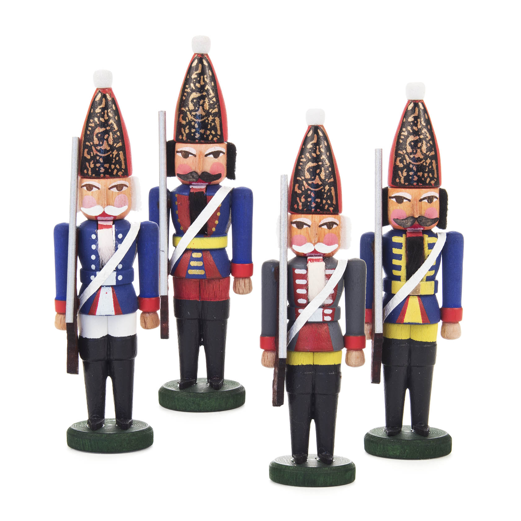 Vier Mini-Nussknacker in Uniformen preußischer Grenadiere. Jeder Nussknacker hält ein Gewehr und trägt einen dekorativen Helm, alle mit unterschiedlichen Uniformen. im Dregeno Online Shop günstig kaufen