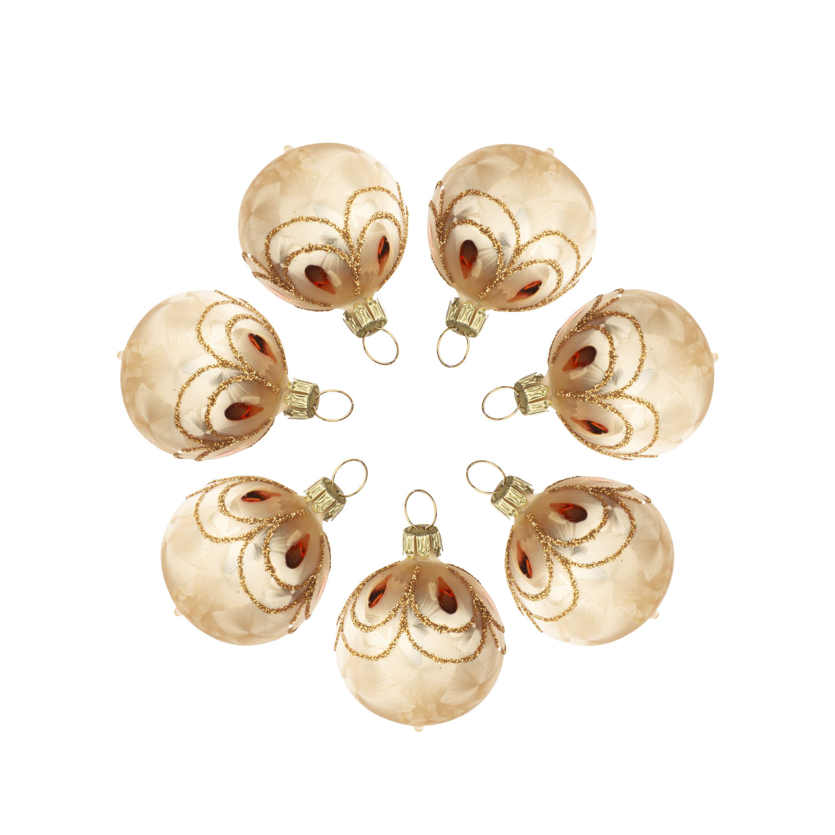 Sieben schimmernde Weihnachtsbaumkugeln in Eischampagner mit goldenen Verzierungen, kreisförmig angeordnet. im Dregeno Online Shop günstig kaufen