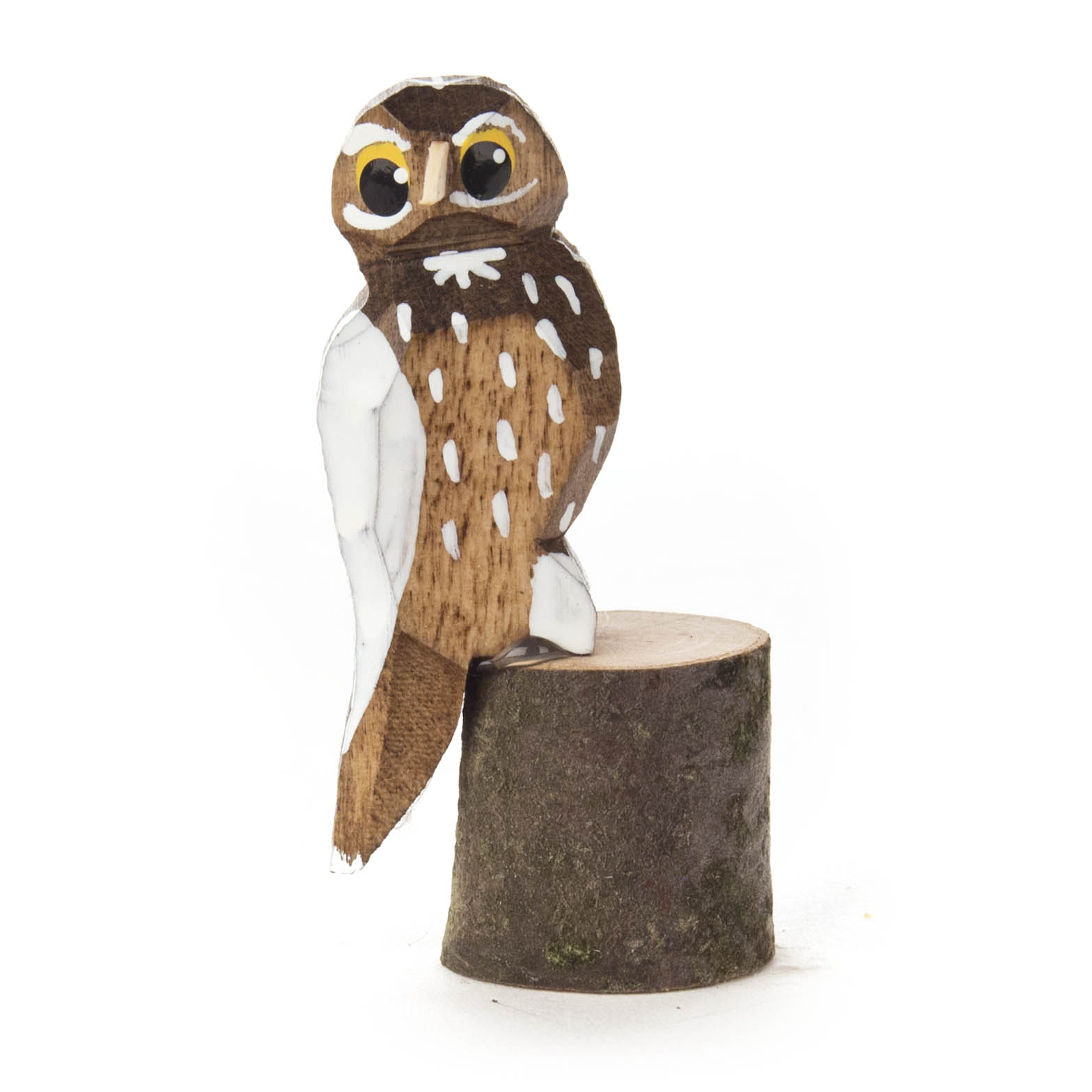 Große bemalte Holzskulptur einer Eule mit weißen und braunen Tönen auf einem Baumstamm. im Dregeno Online Shop günstig kaufen