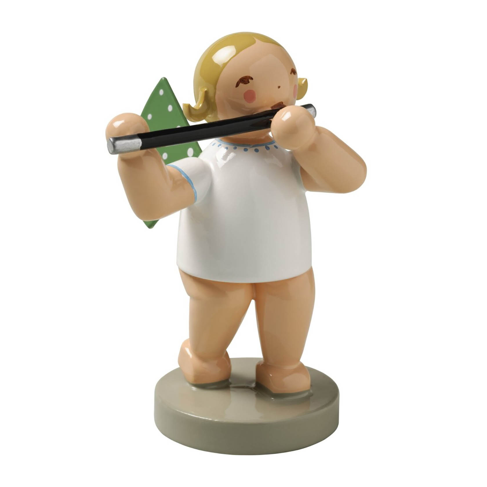 Holzengel mit grünen Flügeln, der eine Querflöte spielt. Er trägt ein weißes Gewand und steht auf einem runden Sockel. im Dregeno Online Shop günstig kaufen