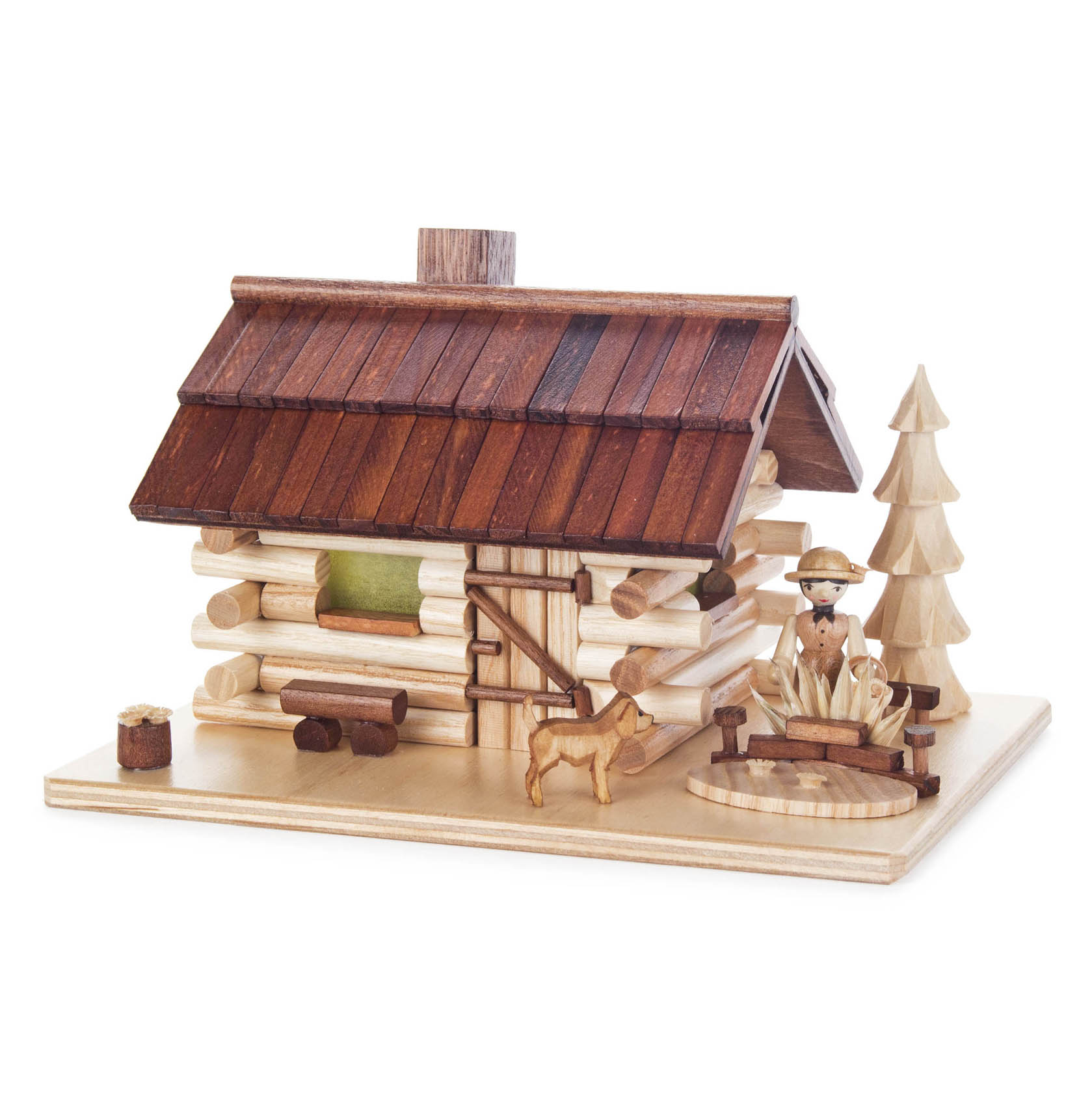 Holzmodell eines Räucherhauses mit braunem Dach und Schornstein, davor ein Mann mit Hund, einem Fass und einem Tannenbaum. im Dregeno Online Shop günstig kaufen