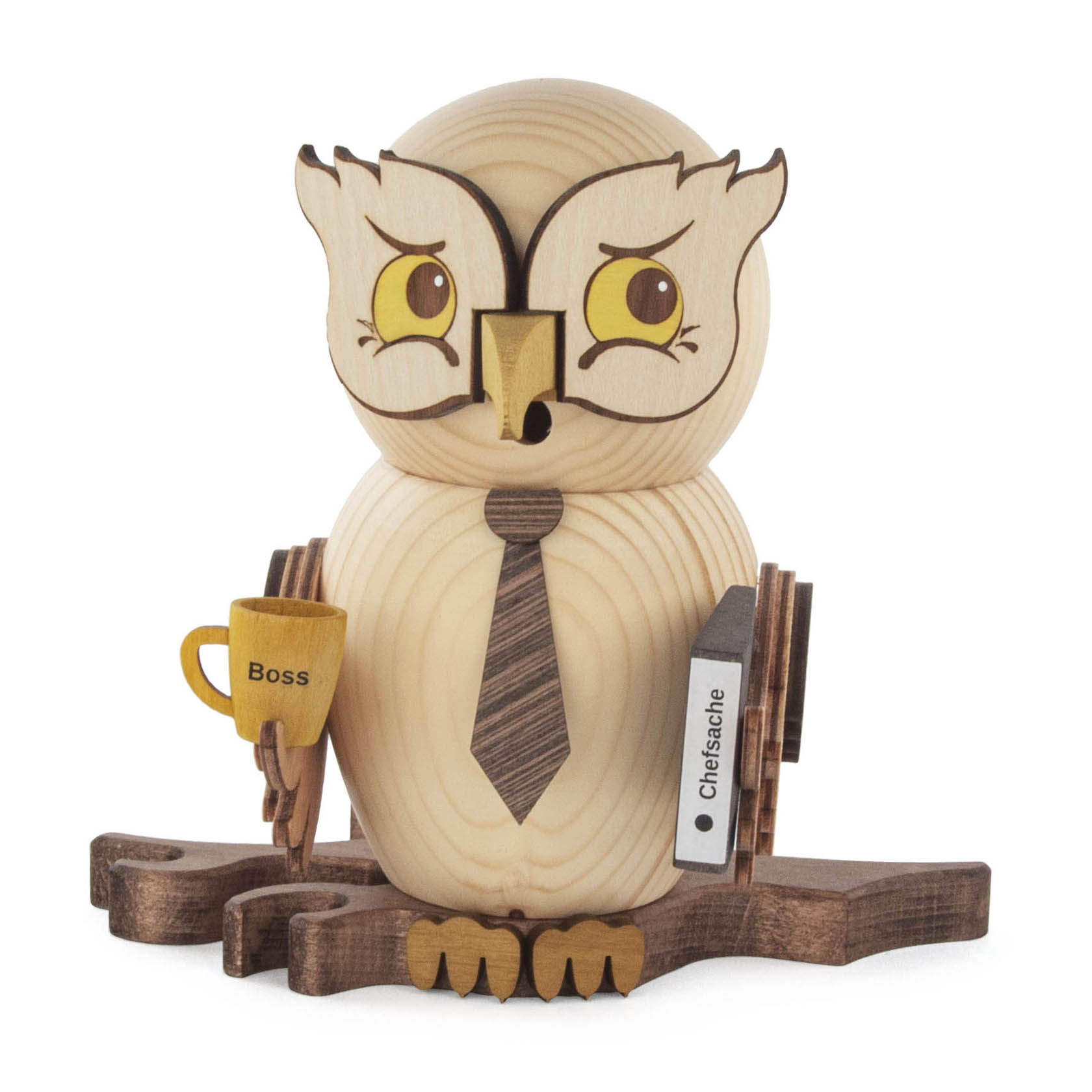 Eine hölzerne Eule mit weißen Federn und Krawatte. Auf dem Flügel hält sie eine gelbe Tasse mit der Aufschrift 'Boss'. In der anderen Flügel ein Buch mit 'Chefsache'. im Dregeno Online Shop günstig kaufen