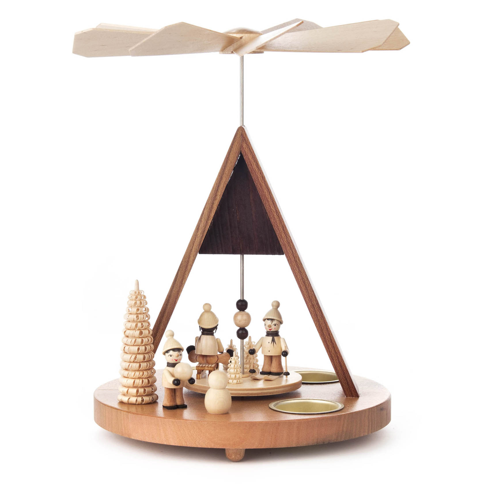 Holzpyramide mit dreieckigem Spitzdach, darunter Winterkinder-Figuren und Teelichthalter. Oben ein Flügelrad, rechts ein Kerzenteller, links ein Holzbaum. im Dregeno Online Shop günstig kaufen