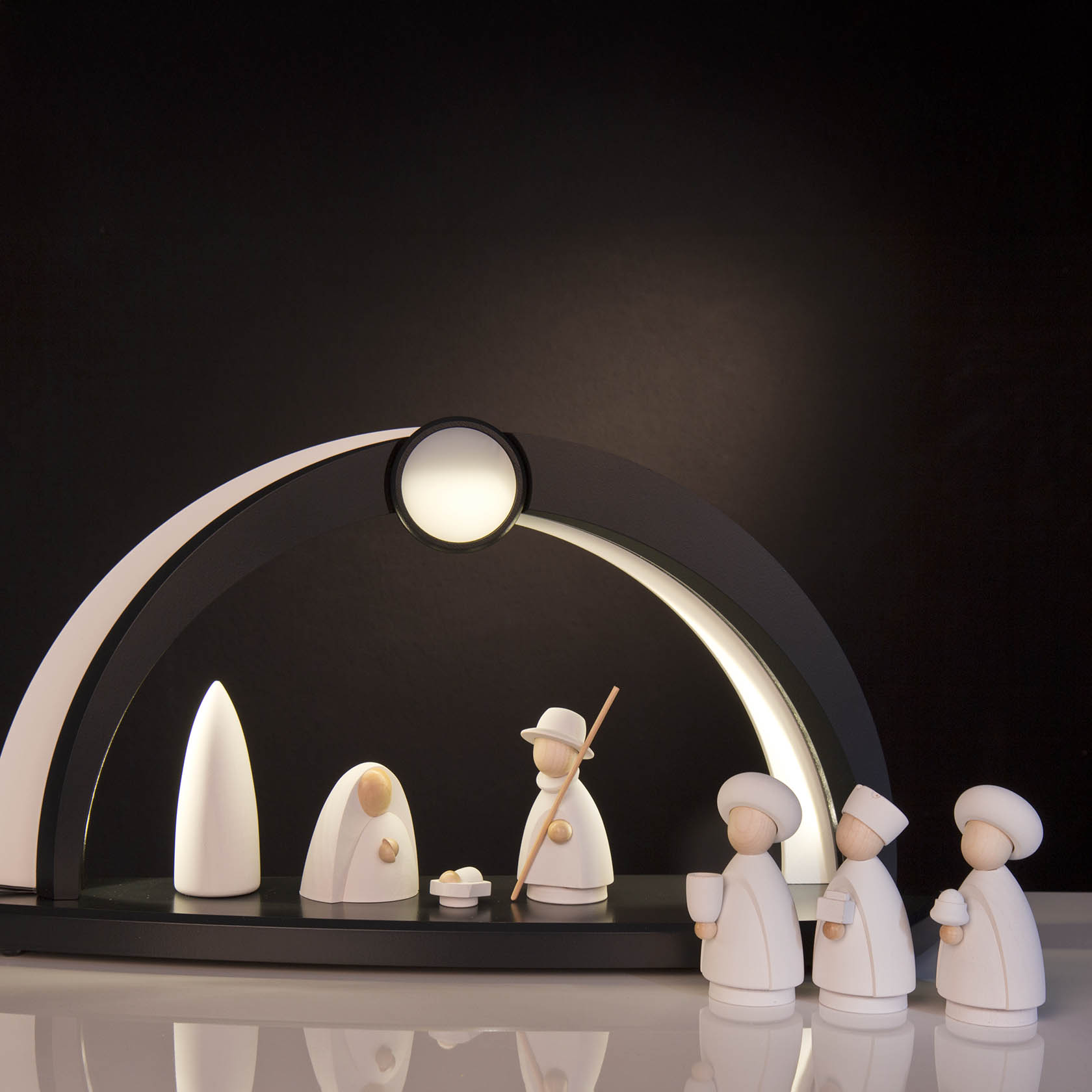 Moderne, minimalistische Krippenszene mit Schaf, bei der alle Figuren, einschließlich Maria und Josef, in schlichtem Weiß gestaltet sind.