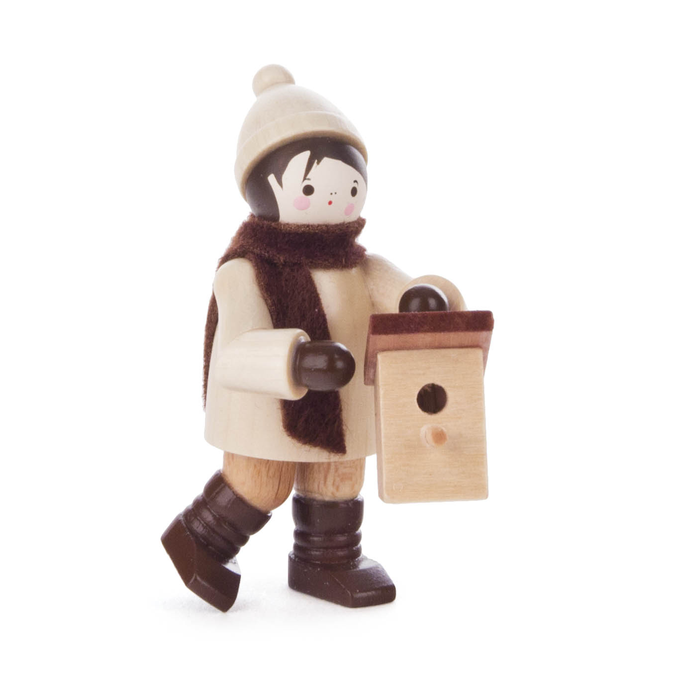 Kleine Holzfigur eines Kindes in winterlicher Kleidung mit Mütze und Schal, hält einen naturbelassenen Vogelhaus-Kasten. im Dregeno Online Shop günstig kaufen