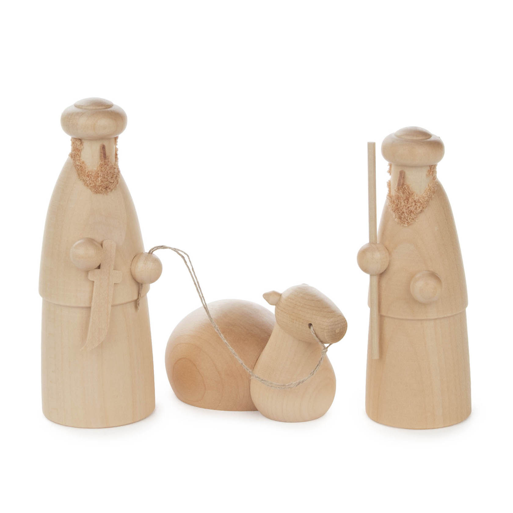Zwei aus Holz gefertigte Figuren, vermutlich Weisen, stehen neben einem knienden Holzkamel. Eine Figur hält einen Stab, die andere ein Schwert. im Dregeno Online Shop günstig kaufen