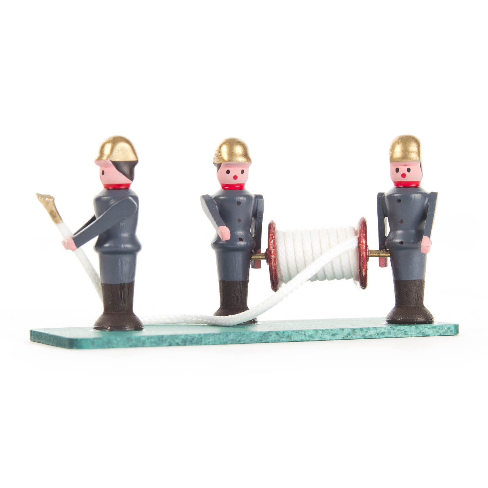 Drei hölzerne Feuerwehrfiguren in blauen Uniformen mit goldenen Helmen; zwei halten einen Feuerwehrschlauch, von denen einer auf einer Rolle aufgerollt ist. im Dregeno Online Shop günstig kaufen