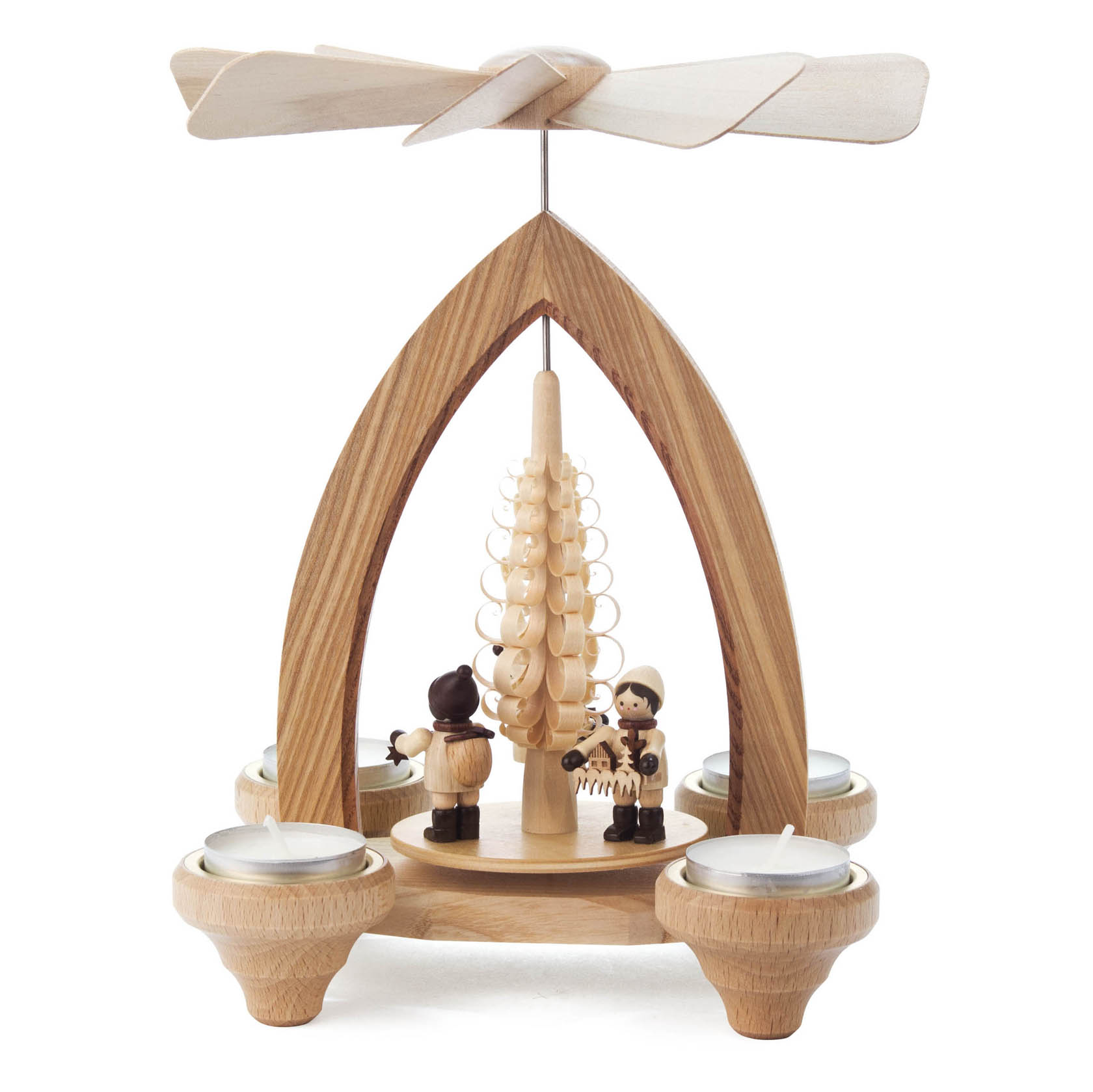 Holzpyramide mit Figuren: Drei Striezelkinder halten Gebäckstücke unter einem drehbaren Flügelrad. Vier Teelichthalter sind am Sockel.