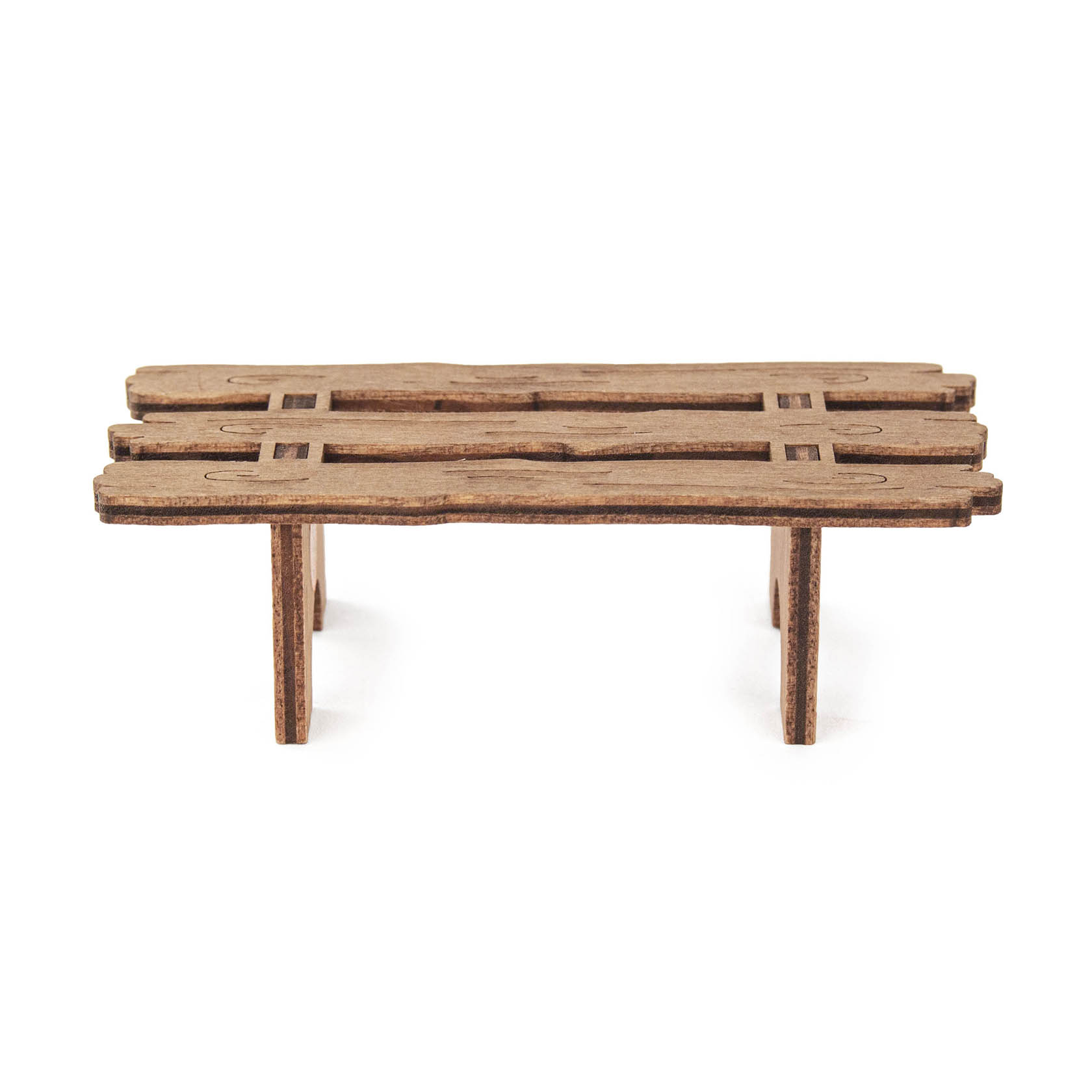 Eine einfache, braune Holzbank mit drei Latten auf der Sitzfläche und vier Beinen.