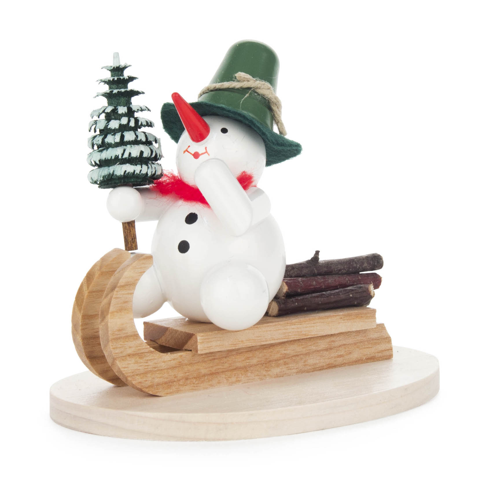 Ein Schneemann mit grünem Hut und rotem Schal sitzt auf einem aus Holzscheiten gebauten Schlitten, hält einen kleinen geschmückten Weihnachtsbaum. im Dregeno Online Shop günstig kaufen