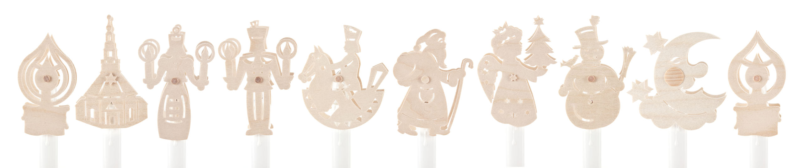 Zehn Kerzenaufstecker aus Holz mit erzgebirgischen Motiven, darunter Nussknacker, Engel, Räuchermännchen und Schneemänner, auf weißen Kerzen.