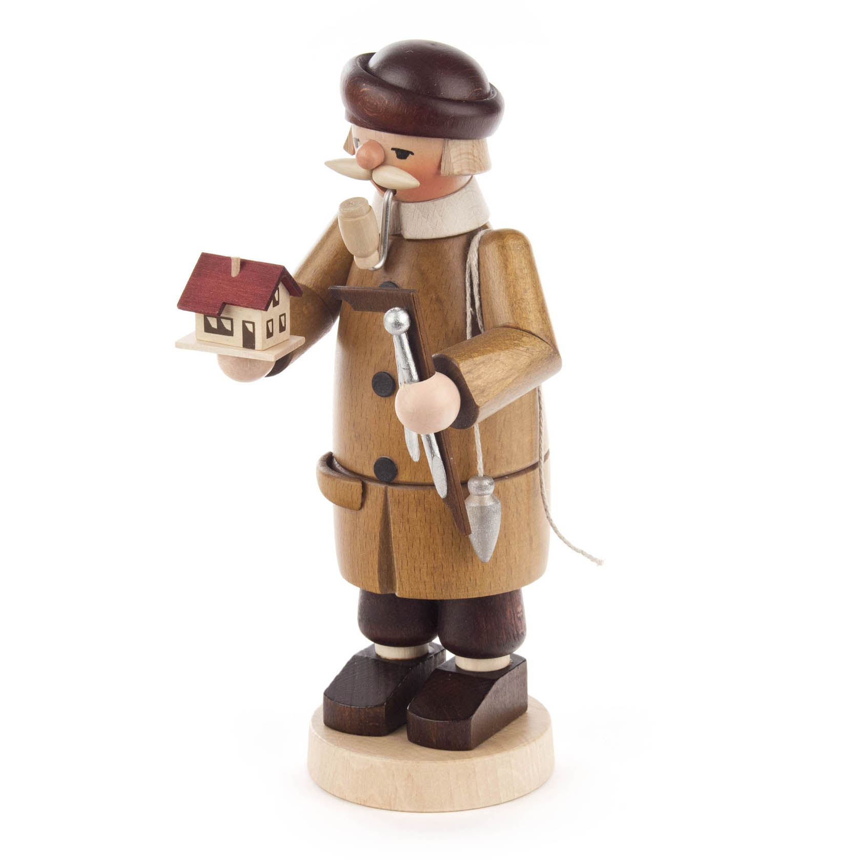 Holzfigur eines Baumeisters in traditioneller Kleidung mit Pfeife und einem kleinen Hausmodell in der Hand.