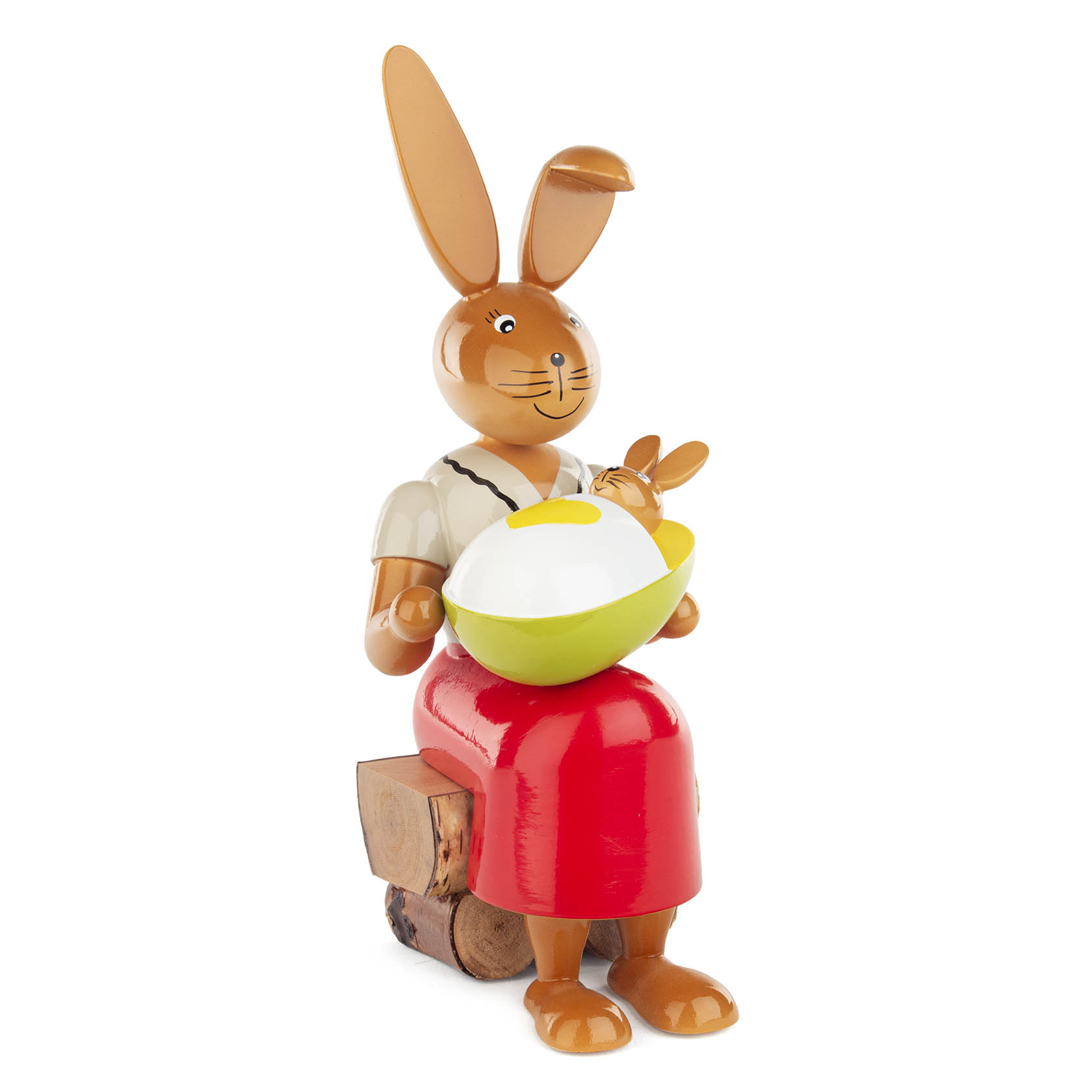 Holzfigur einer Häsin mit Kind, 22 cm groß. Die Häsin hält ein buntes Ei und sitzt auf einem Baumstumpf. Beide Hasen haben lächelnde Gesichter. im Dregeno Online Shop günstig kaufen