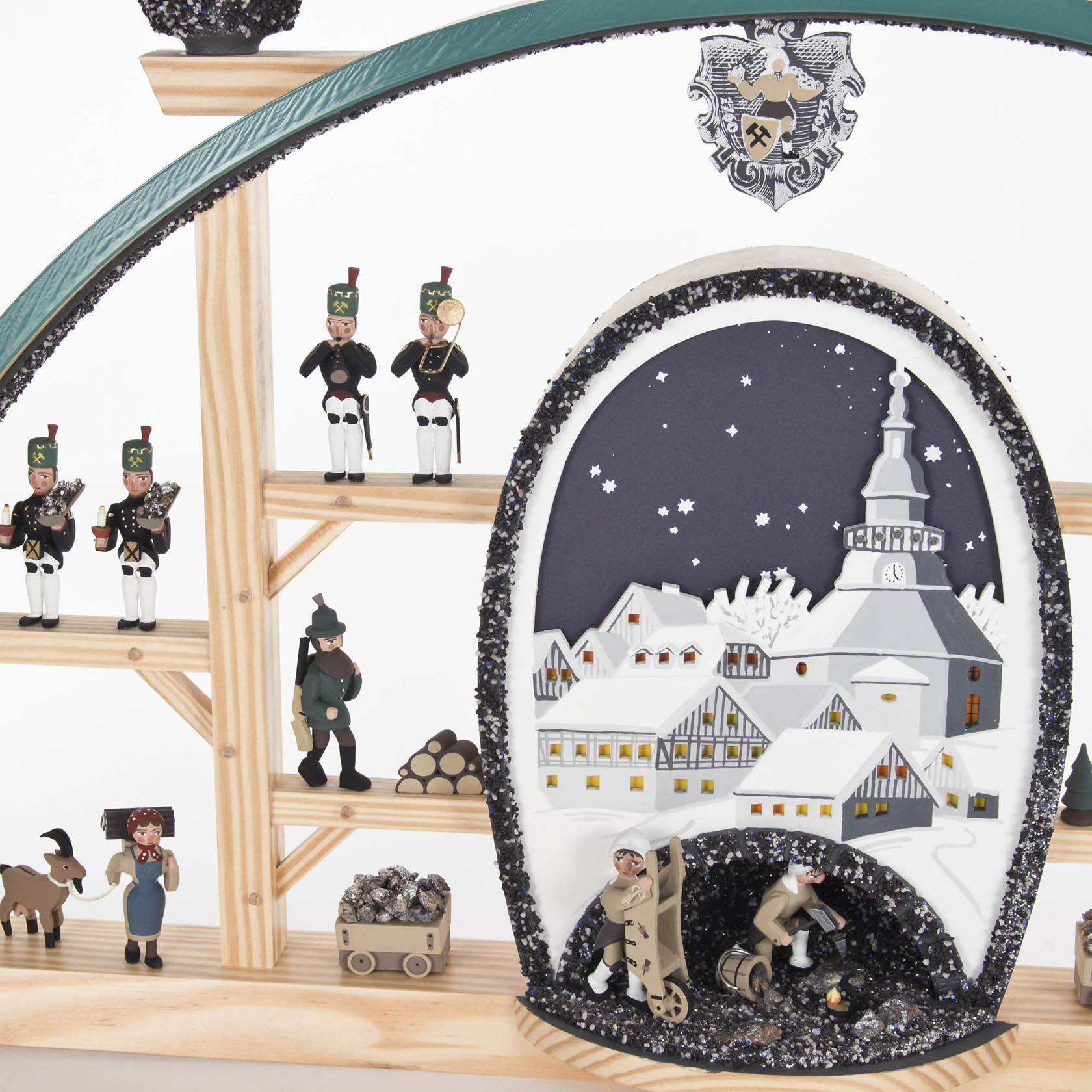 Ein beleuchteter Schwibbogen mit Seiffener Dorfdarstellung, einem Bergwerk und erzgebirgischen Figuren, darunter Bergleute und Musiker.