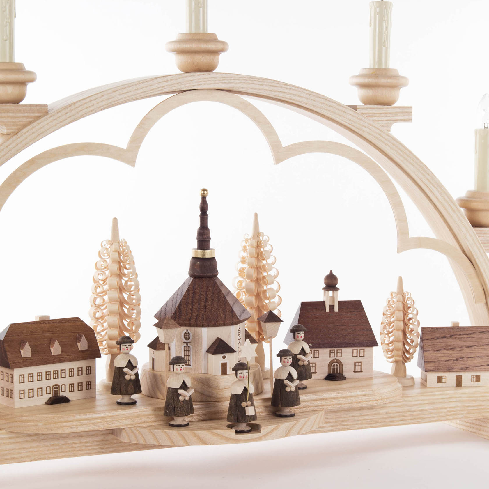 Ein Schwibbogen mit Seiffener Dorf, Kurrendesängern und elektrischen Lichtern.