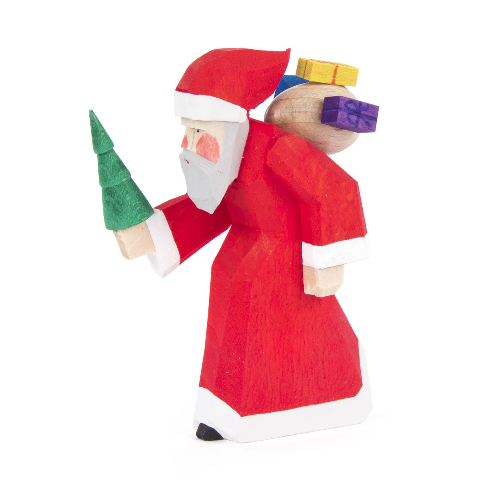 Holzfigur eines Weihnachtsmannes in rotem Mantel und Mütze, mit weißen Borten. Er hält einen kleinen grünen Baum und trägt einen Sack mit bunten Geschenken. im Dregeno Online Shop günstig kaufen