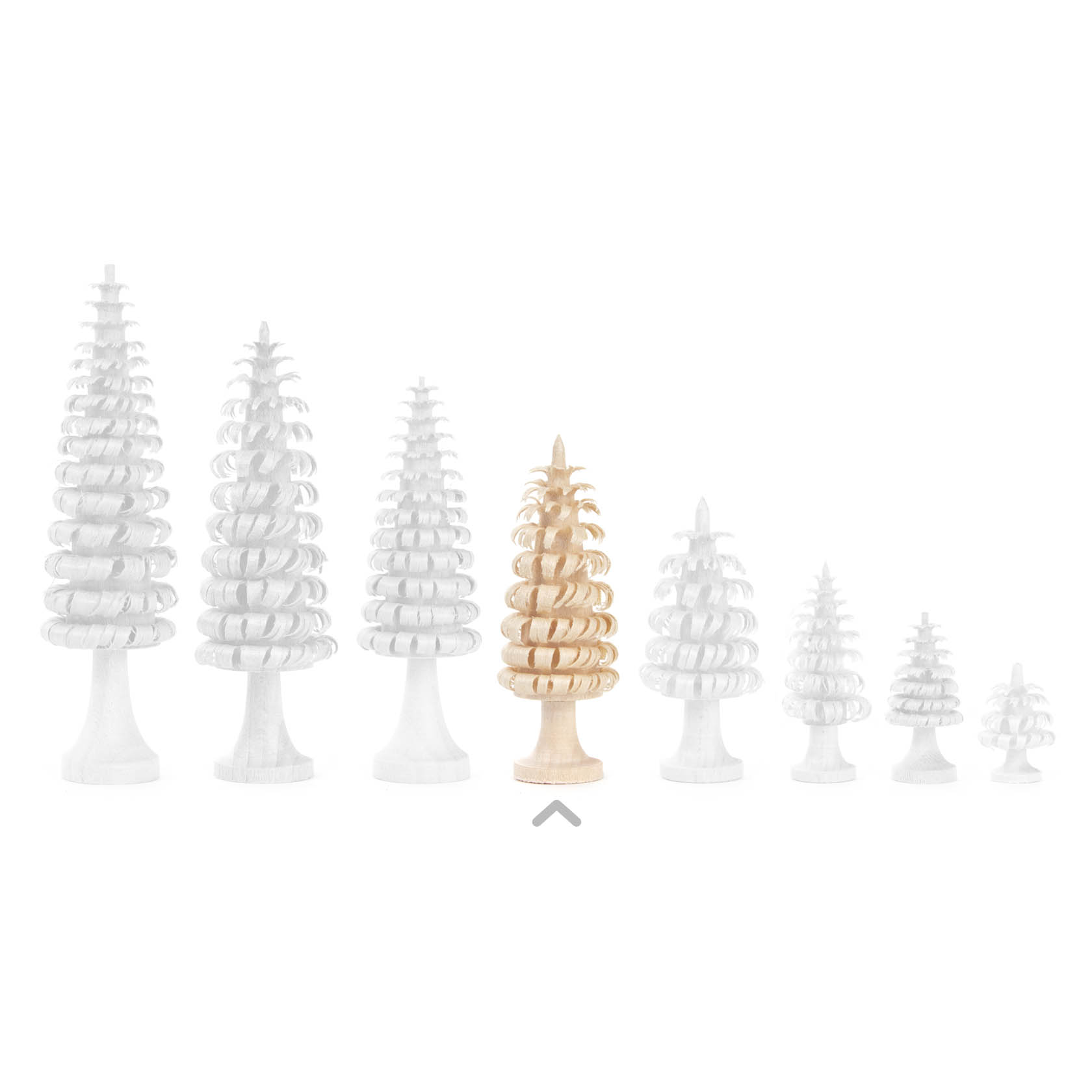 Eine Gruppe von acht Ringelbäumen, davon einer naturfarben, die anderen weiß lackiert. Der naturfarbene Baum steht mittig und ist 6 cm groß.
