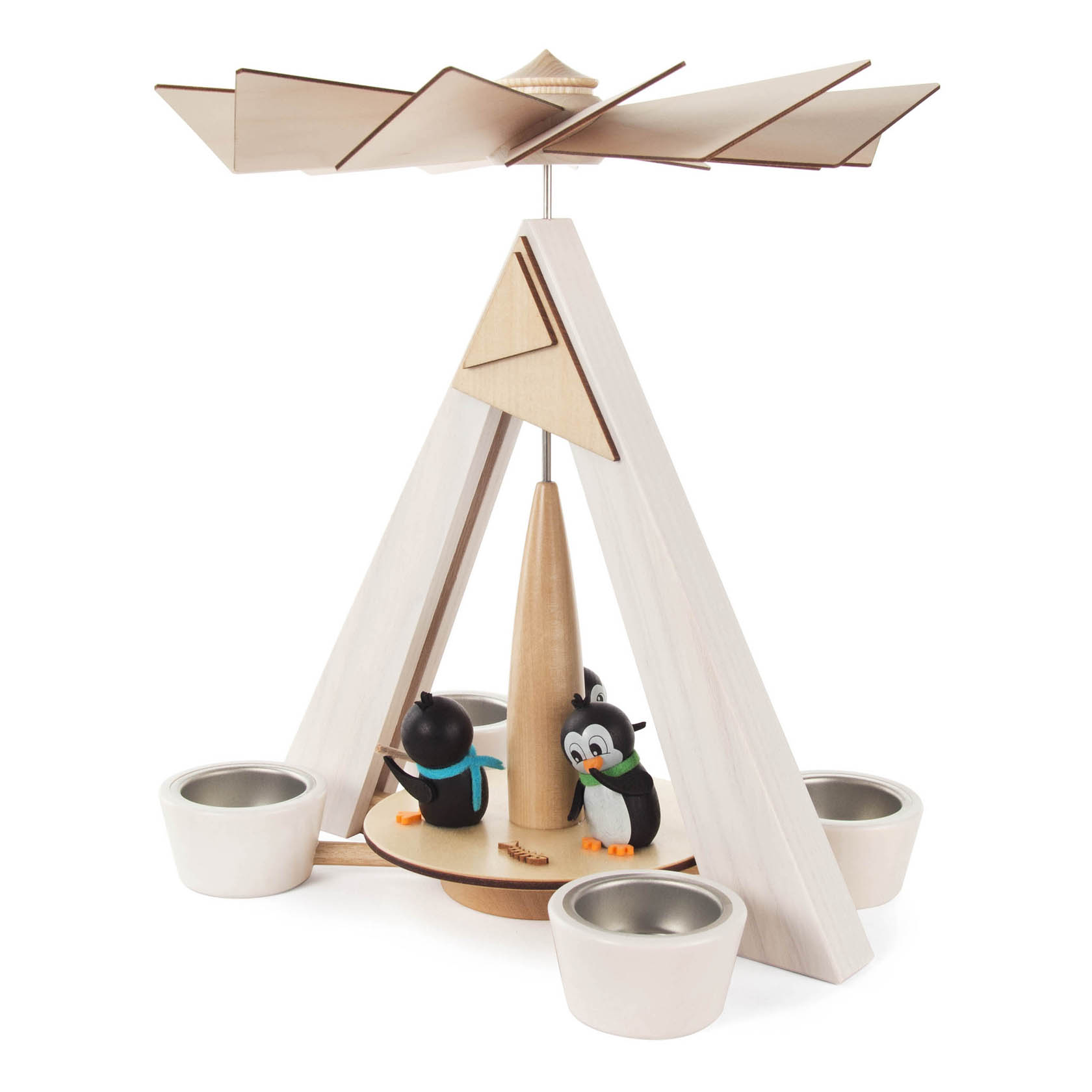 Weiße Teelicht-Pyramide mit zwei Pinguinfiguren und Flügelrad.