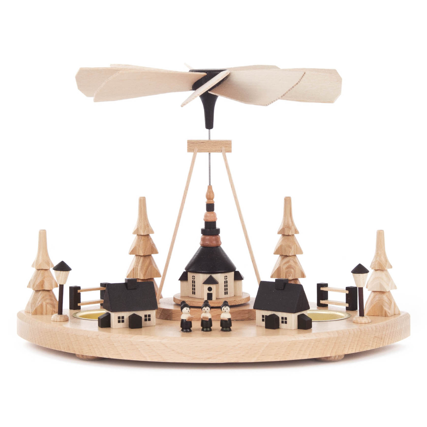 Ein kleiner Weihnachtsberg aus Holz mit Platz für Teelichter, dekoriert mit einer Kirche, mehreren Häusern, Bäumen und einer drehenden Pyramide obenauf. im Dregeno Online Shop günstig kaufen