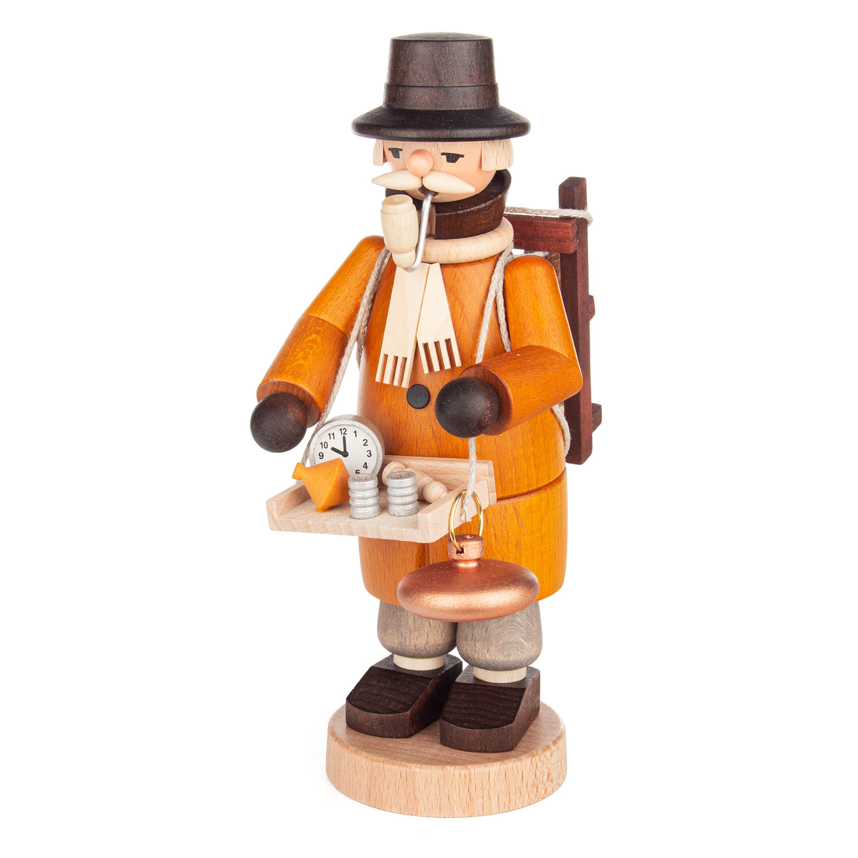 Holzfigur eines Räuchermanns, der als Trödelhändler verkleidet ist, mit einem Holzregal voll kleiner Gegenstände auf dem Rücken.