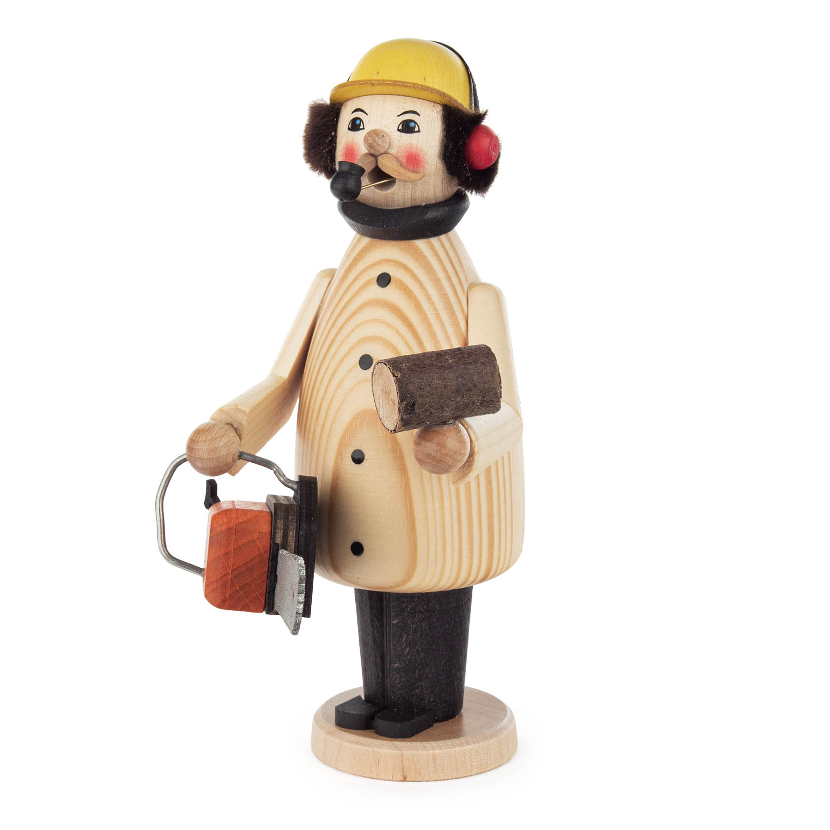 Ein traditioneller Räuchermann in Form eines Waldarbeiters mit gelbem Helm und rotem Gehörschutz, hält eine Kettensäge und ein Holzstück. im Dregeno Online Shop günstig kaufen