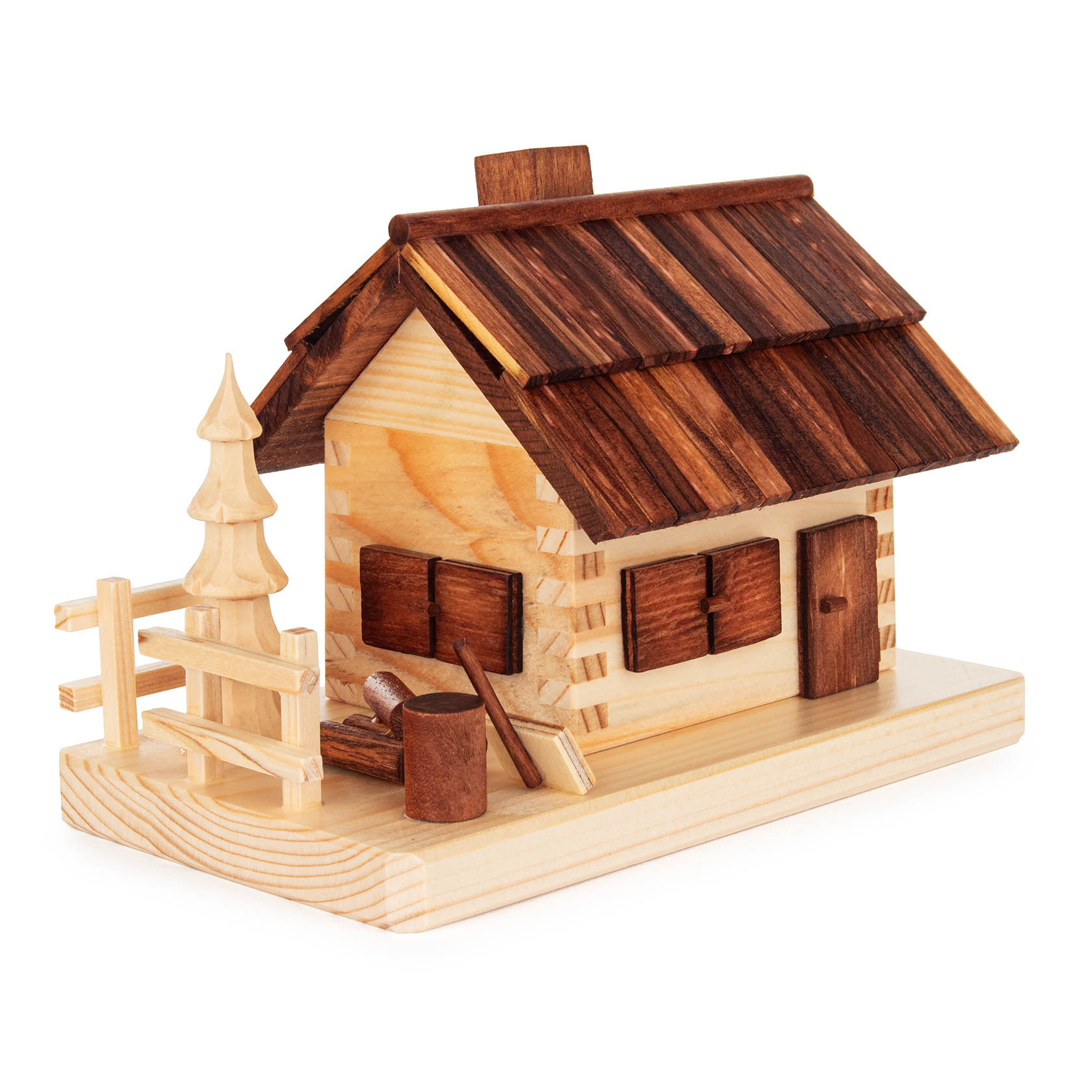 Kleines hölzernes Modell eines Räucherhauses, die Rothenthaler Hütte, mit dunklem Schrägdach und angedeutetem Kamin, daneben ein kleiner Baum. im Dregeno Online Shop günstig kaufen