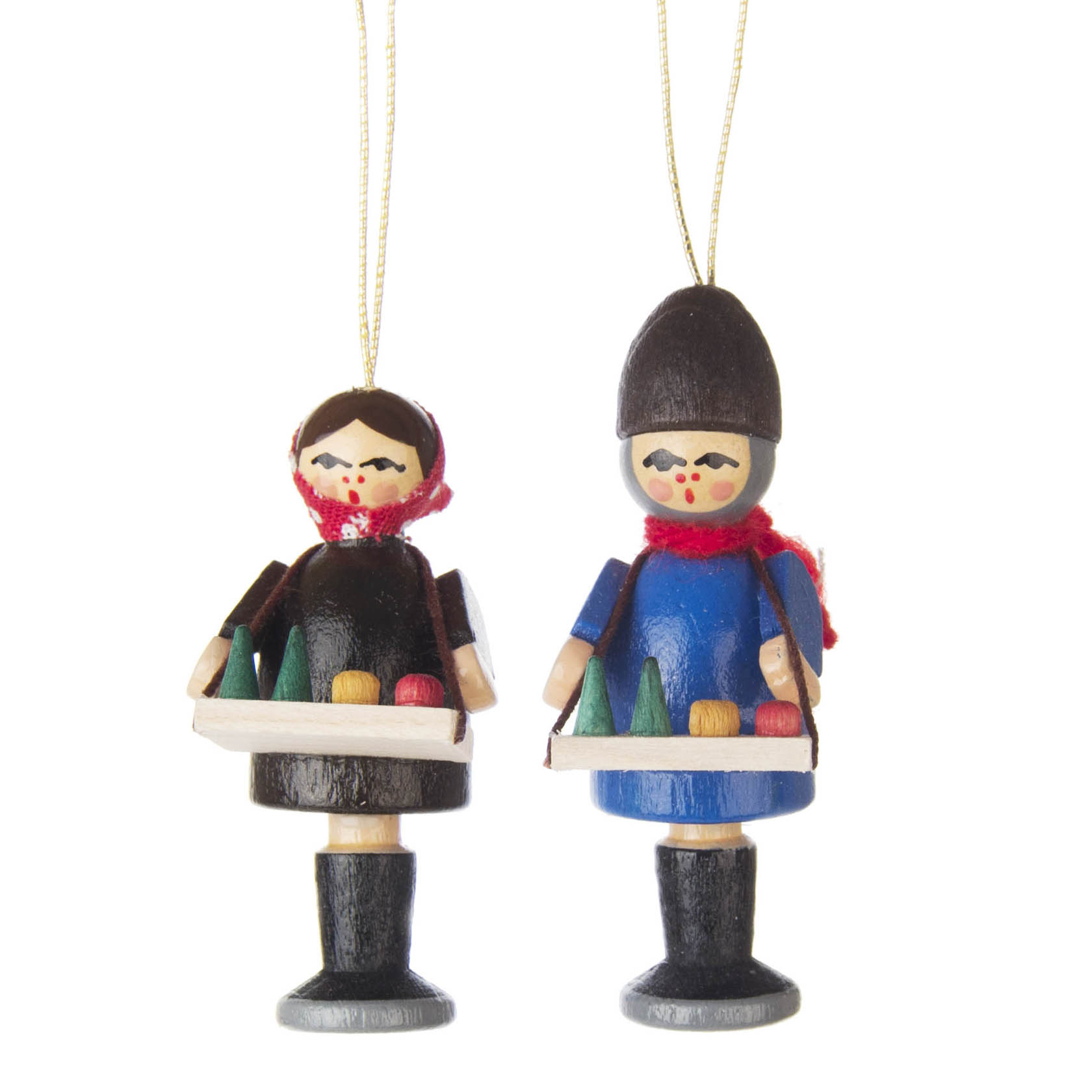 Zwei hölzerne Striezelkinder-Anhänger, ein Mädchen und ein Junge, beide mit Tabletts mit Miniaturgebäck und kleinen Tannenbäumen. im Dregeno Online Shop günstig kaufen