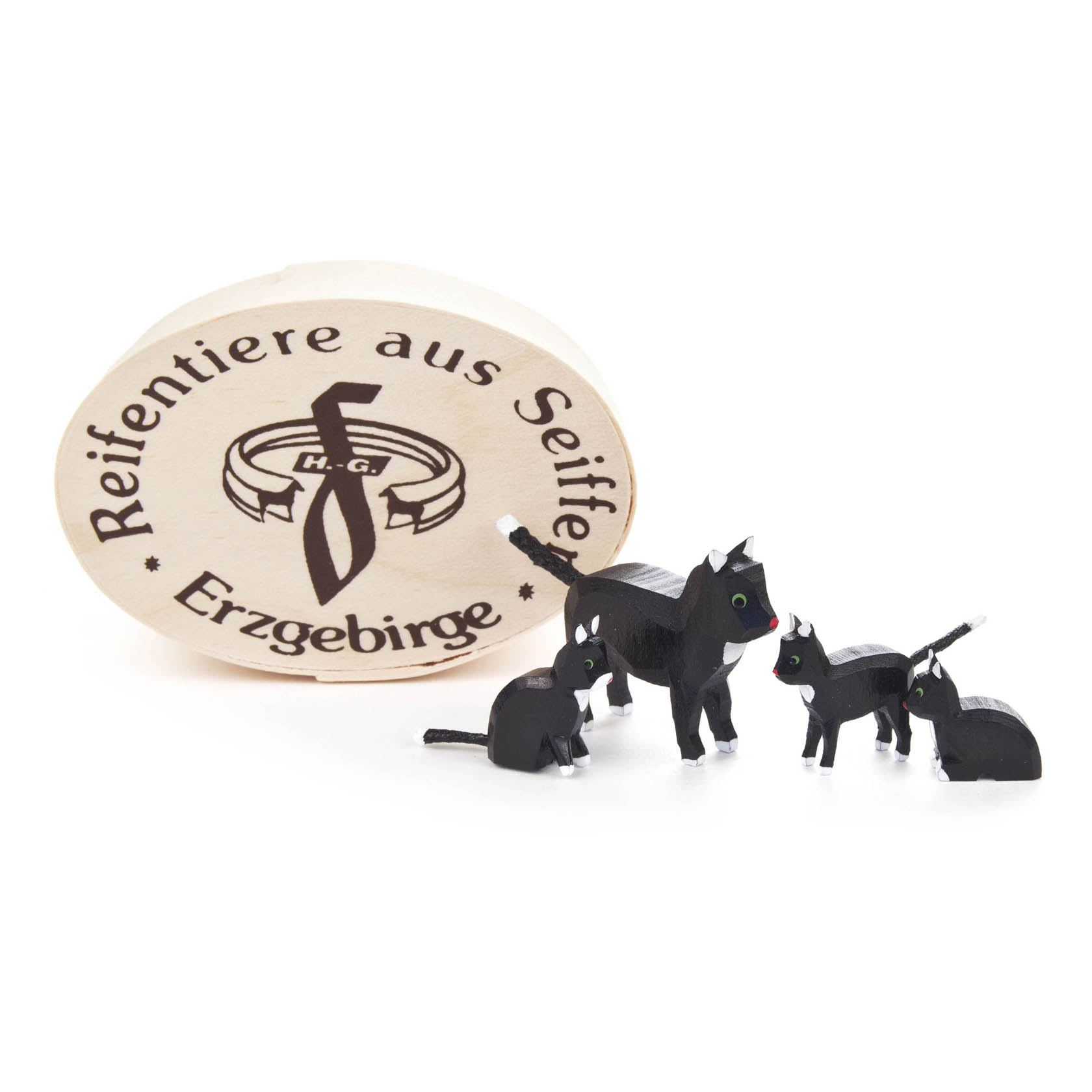 Vier schwarze Holzkatzen in verschiedenen Größen stehen vor einer ovalen Spandose mit der Aufschrift 'Reifentiere aus Seiffen - Erzgebirge'. im Dregeno Online Shop günstig kaufen