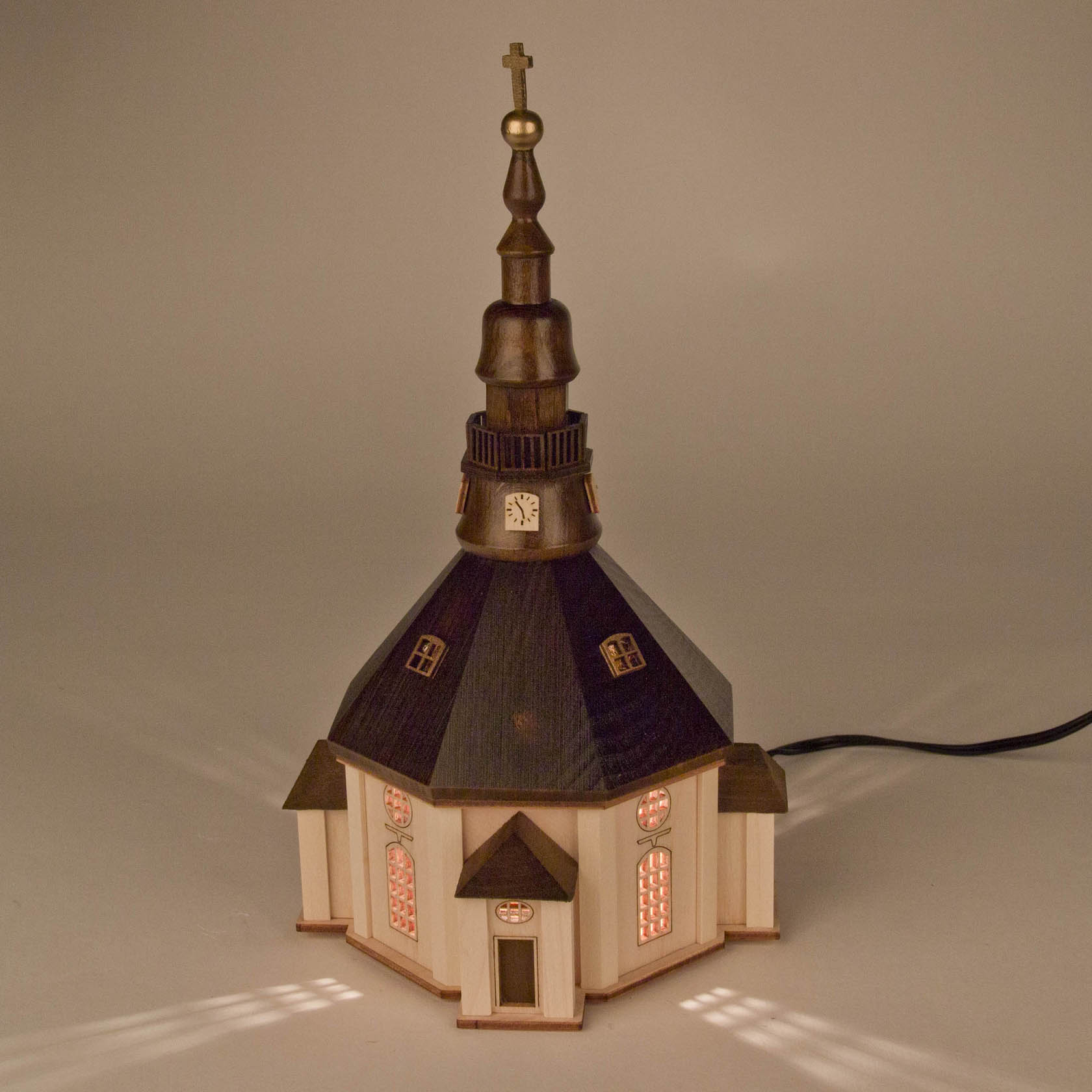 Modell einer Seiffener Kirche aus Holz mit integrierter Beleuchtung und Uhr am Turm.